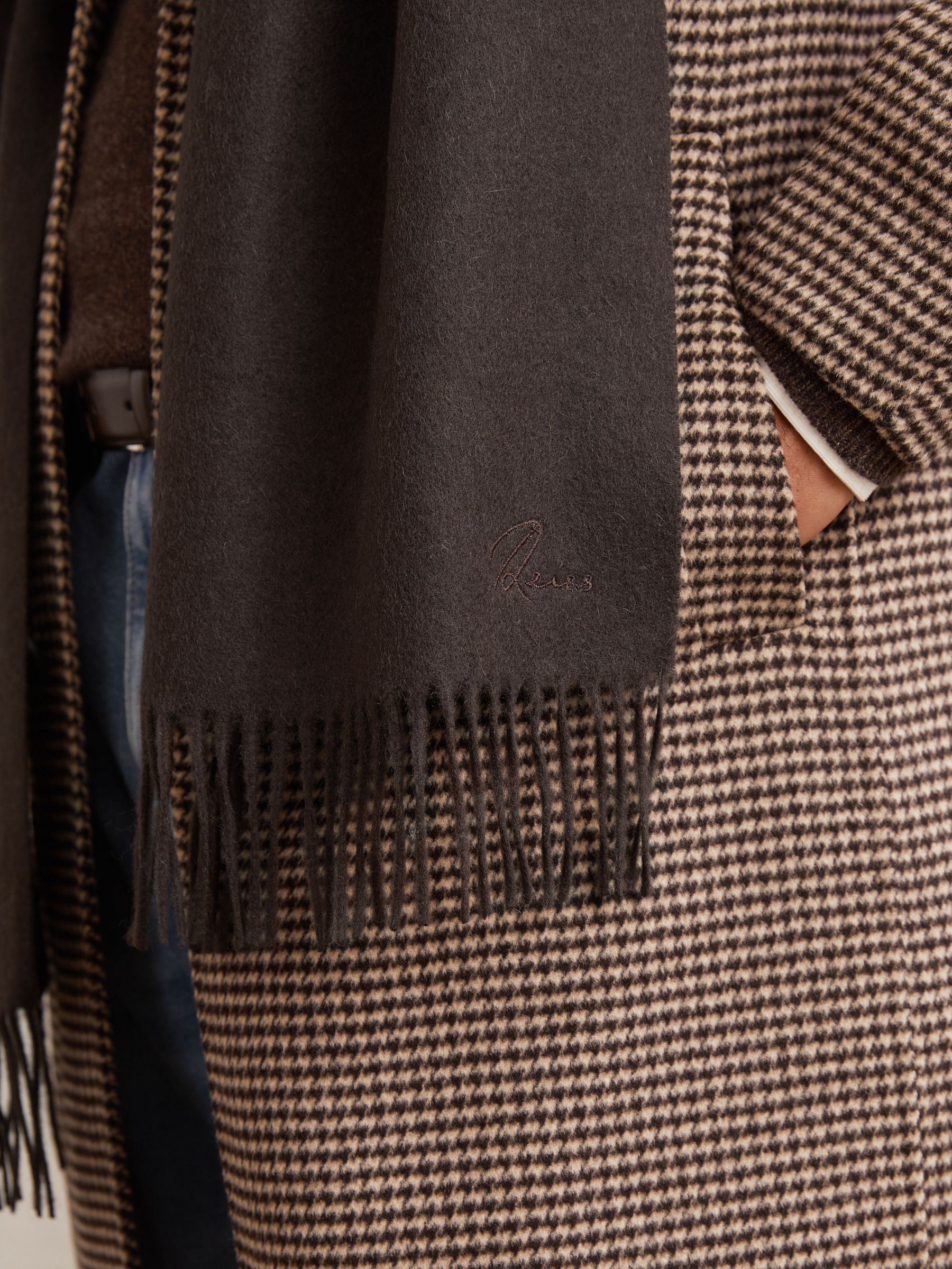 وشاح من الصوف والكشمير بشعار نصي بلون بني شوكولاتة - صورة 4 من 6