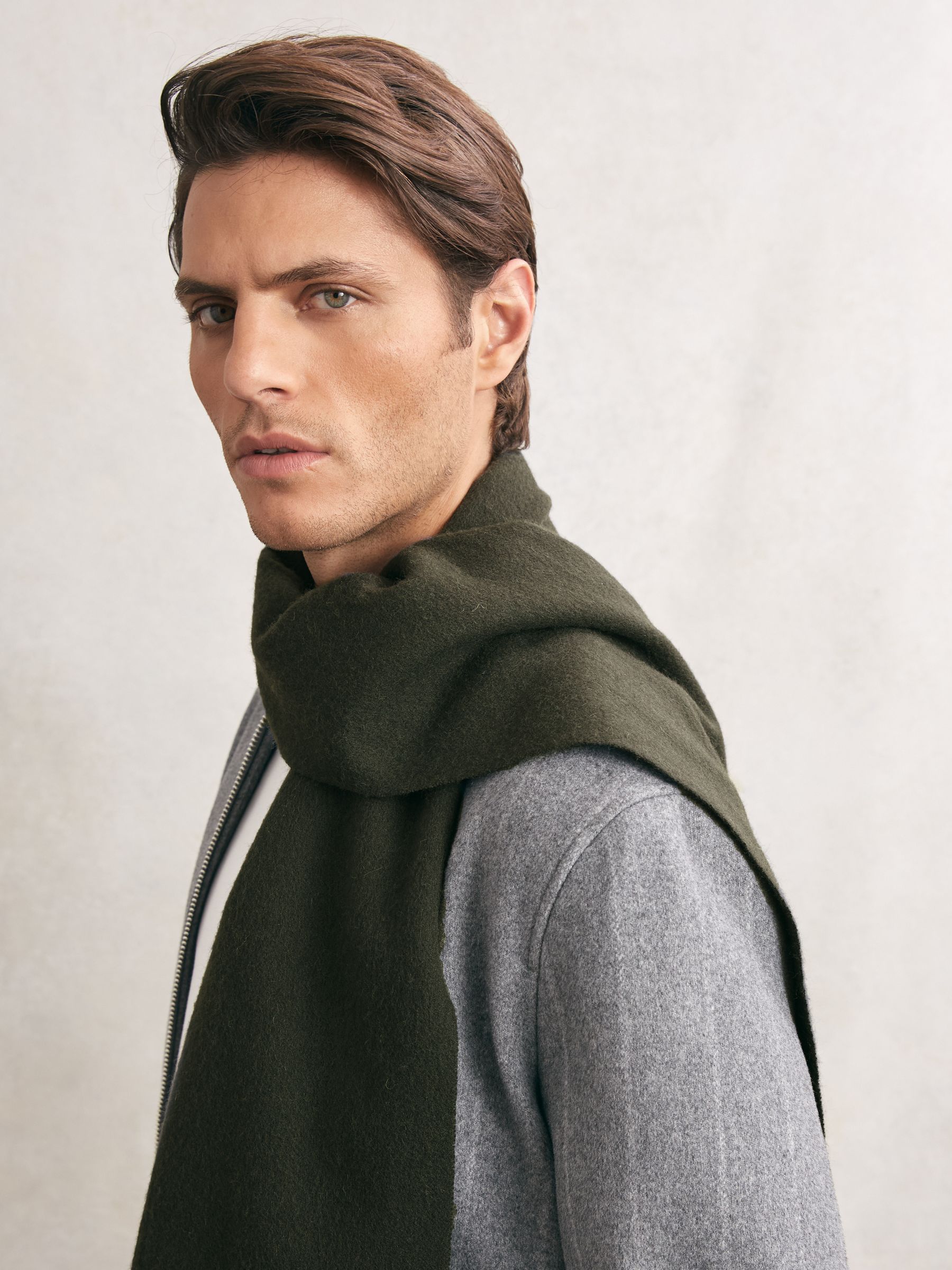 أخضر عسكري داكن - وشاح من الصوف والكشمير بشعار نصي - صورة 2 من 5