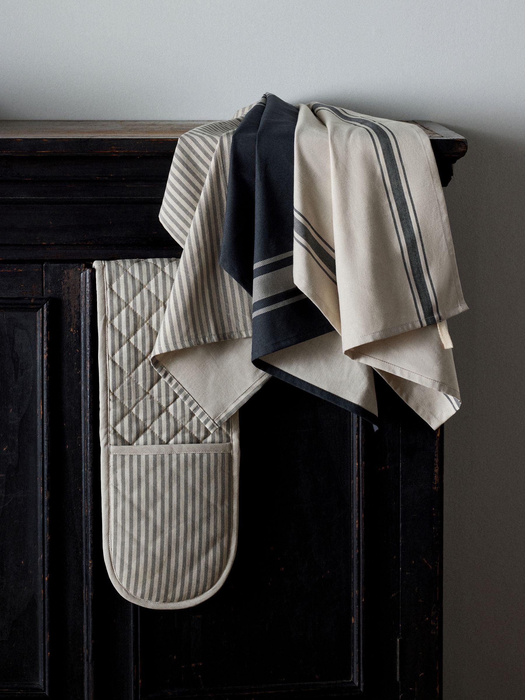 4 Pack Tea Towels and Oven Glove Set Natural - Image 2 of 5