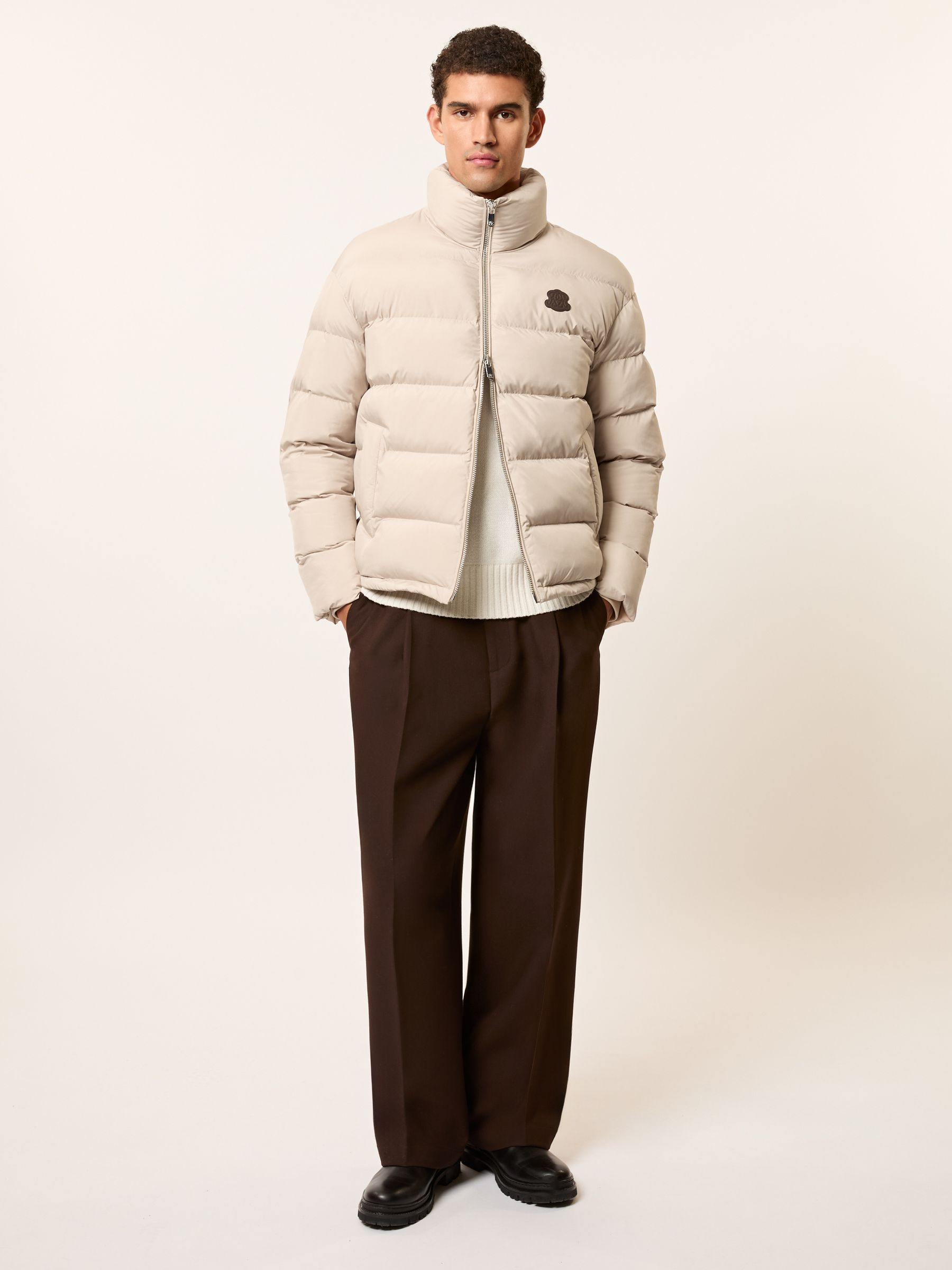 سترة منفوخة مبطنة مطرزة بشعار حروف الماركة بتصميم مريح باللون الصخري - صورة 3 من 7