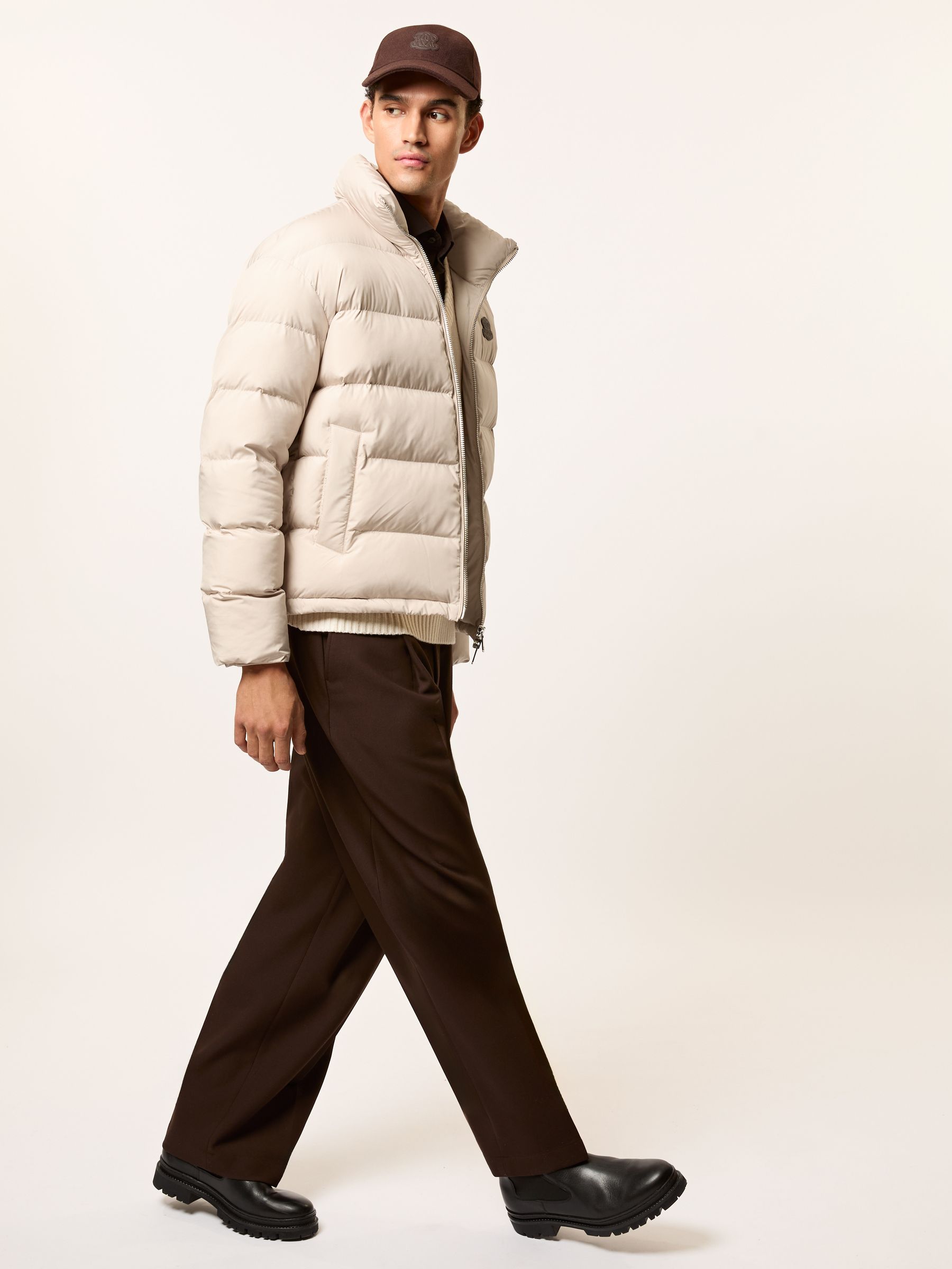 سترة منفوخة مبطنة مطرزة بشعار حروف الماركة بتصميم مريح باللون الصخري - صورة 4 من 7