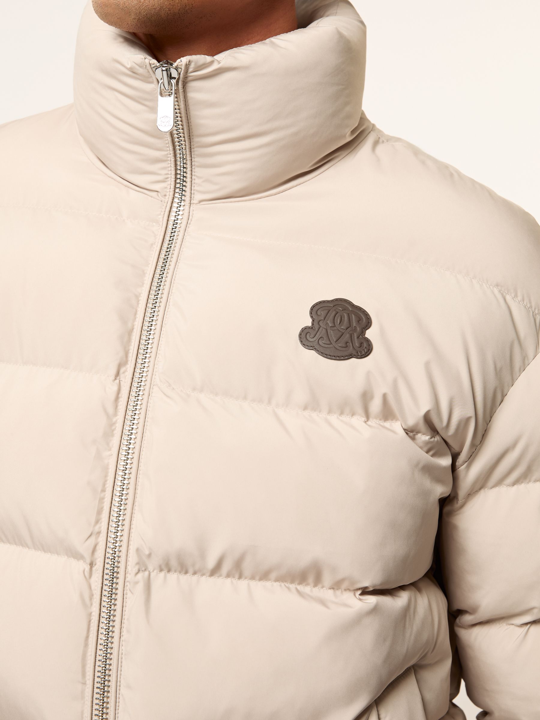 سترة منفوخة مبطنة مطرزة بشعار حروف الماركة بتصميم مريح باللون الصخري - صورة 5 من 7