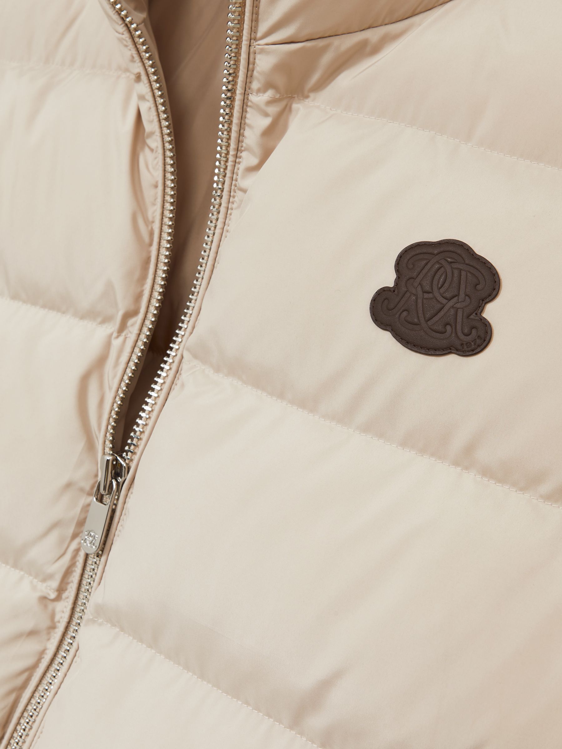 سترة منفوخة مبطنة مطرزة بشعار حروف الماركة بتصميم مريح باللون الصخري - صورة 7 من 7