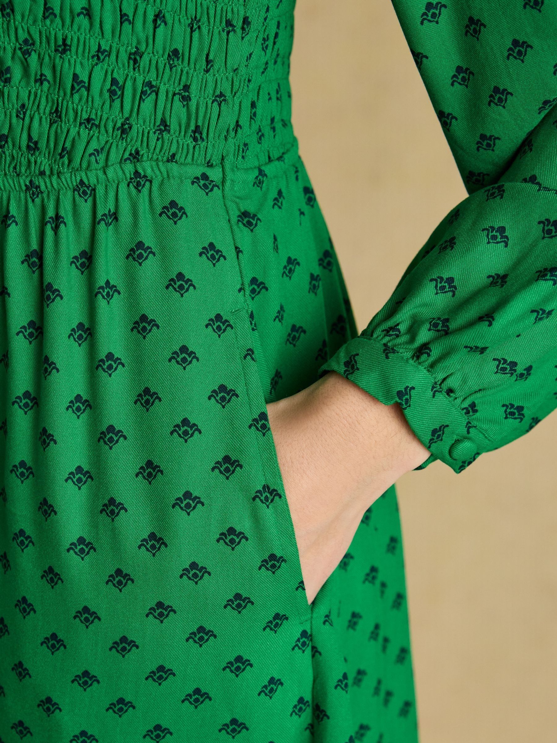 Liliana Green Foulard Print Shirred V-Neck Midi Dress - Image 4 of 8