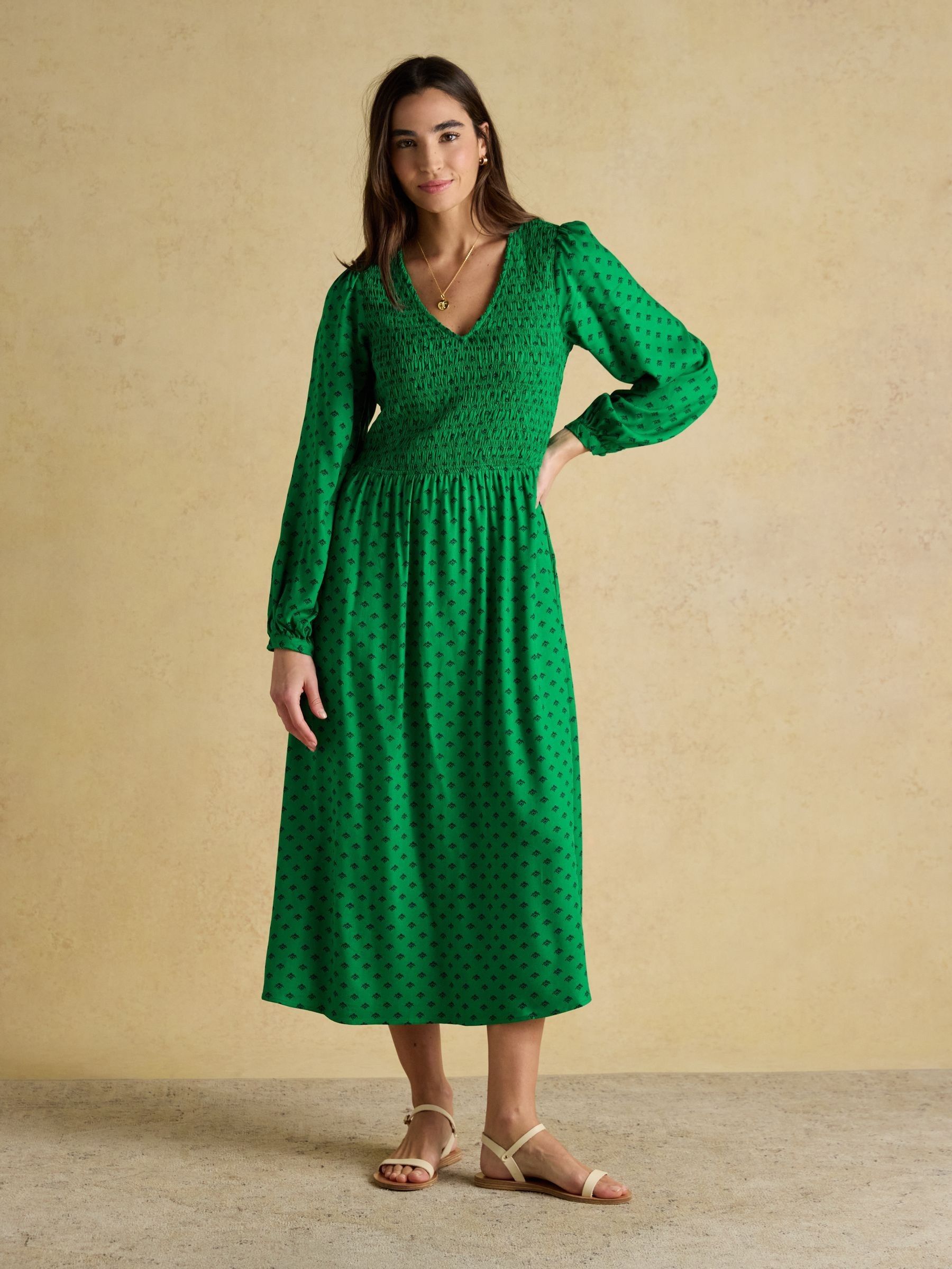 Liliana Green Foulard Print Shirred V-Neck Midi Dress - Image 5 of 8