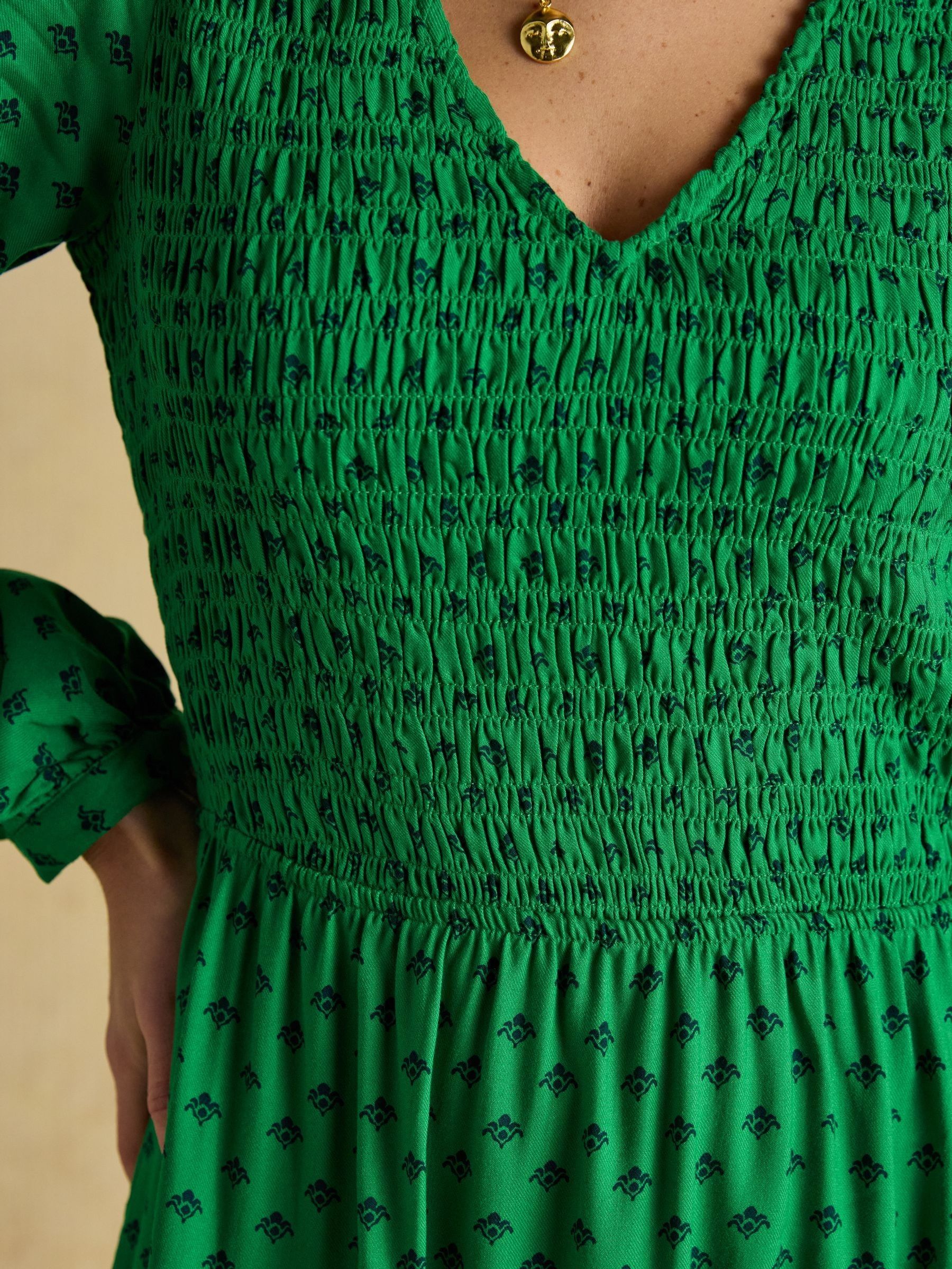 Liliana Green Foulard Print Shirred V-Neck Midi Dress - Image 6 of 8