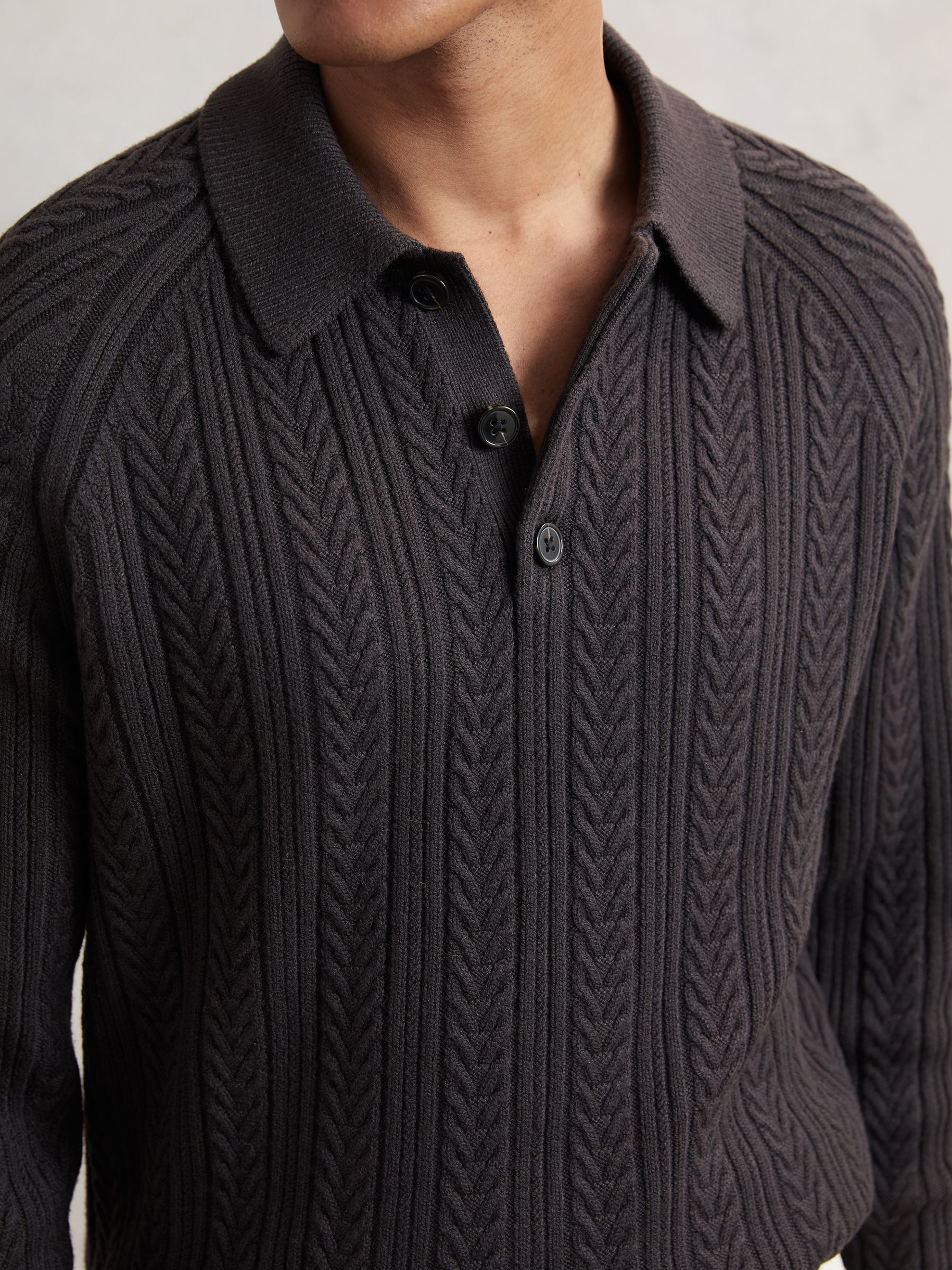 كنزة بنمط الجدائل مع الصوف بلون بني شوكولاتة - صورة 6 من 7