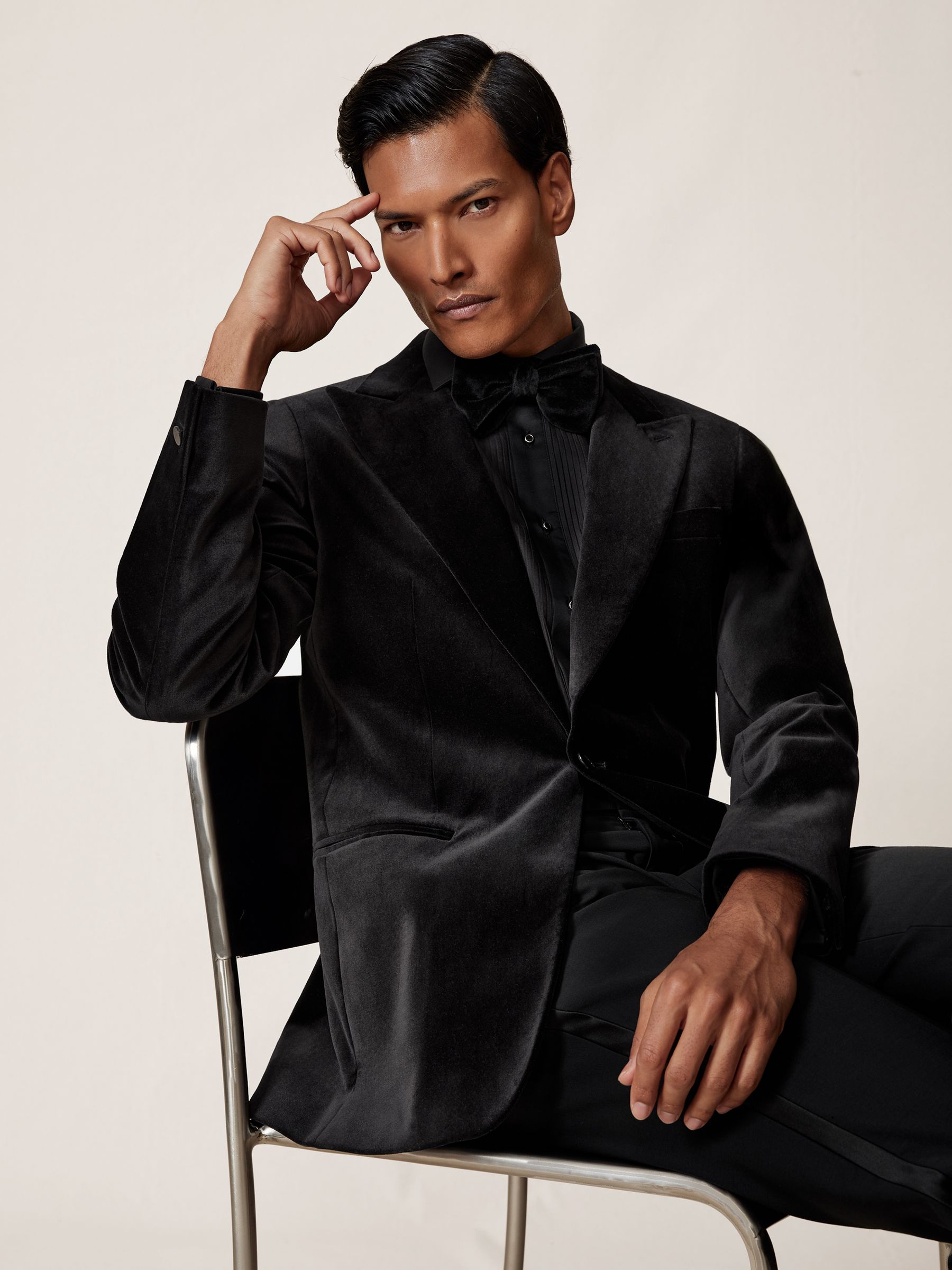 Single-Breasted Velvet Blazer Tailored-Fit in Black - Image 1 of 9