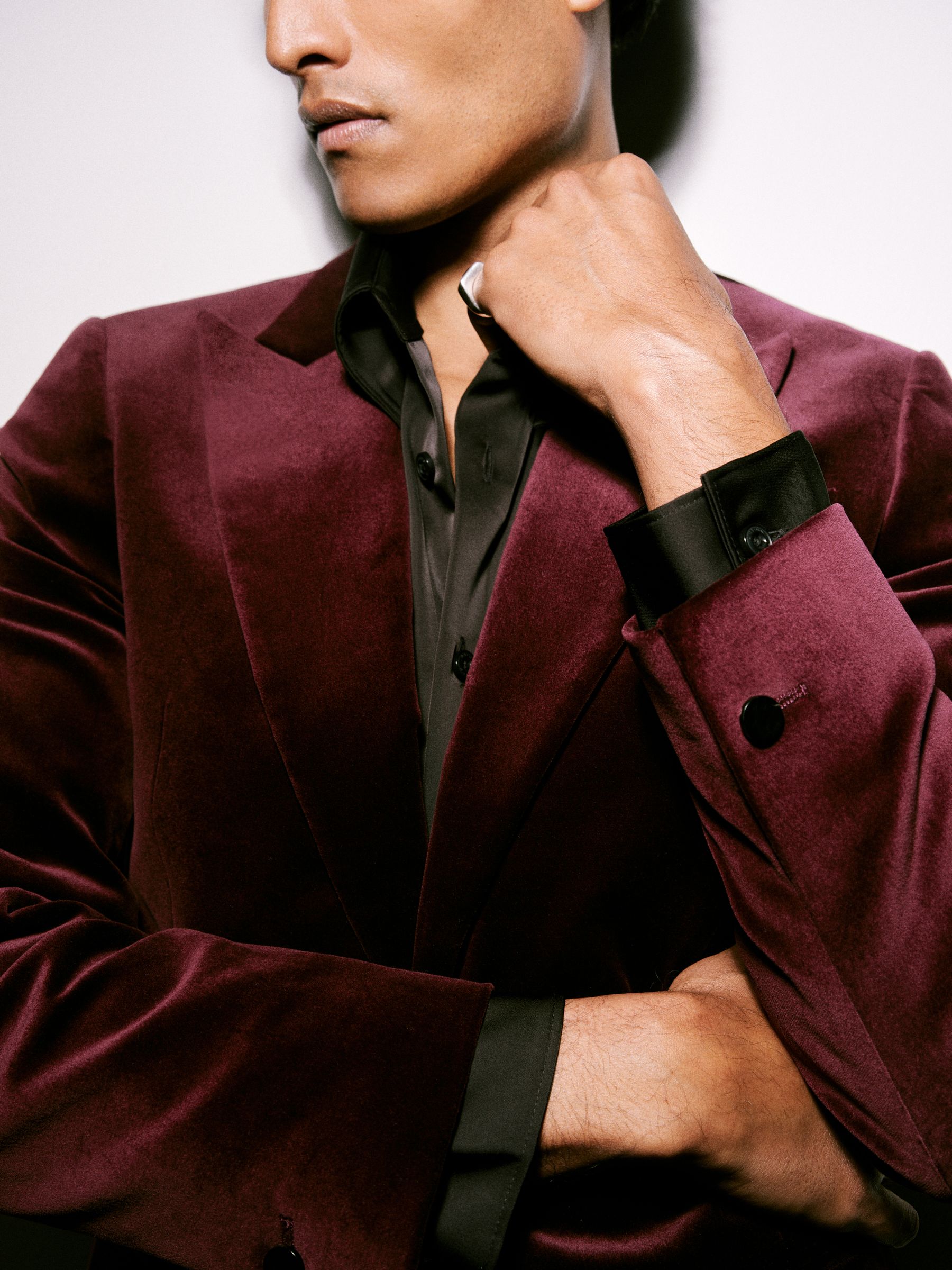Single-Breasted Velvet Blazer Tailored-Fit in Bordeaux - Image 3 of 8