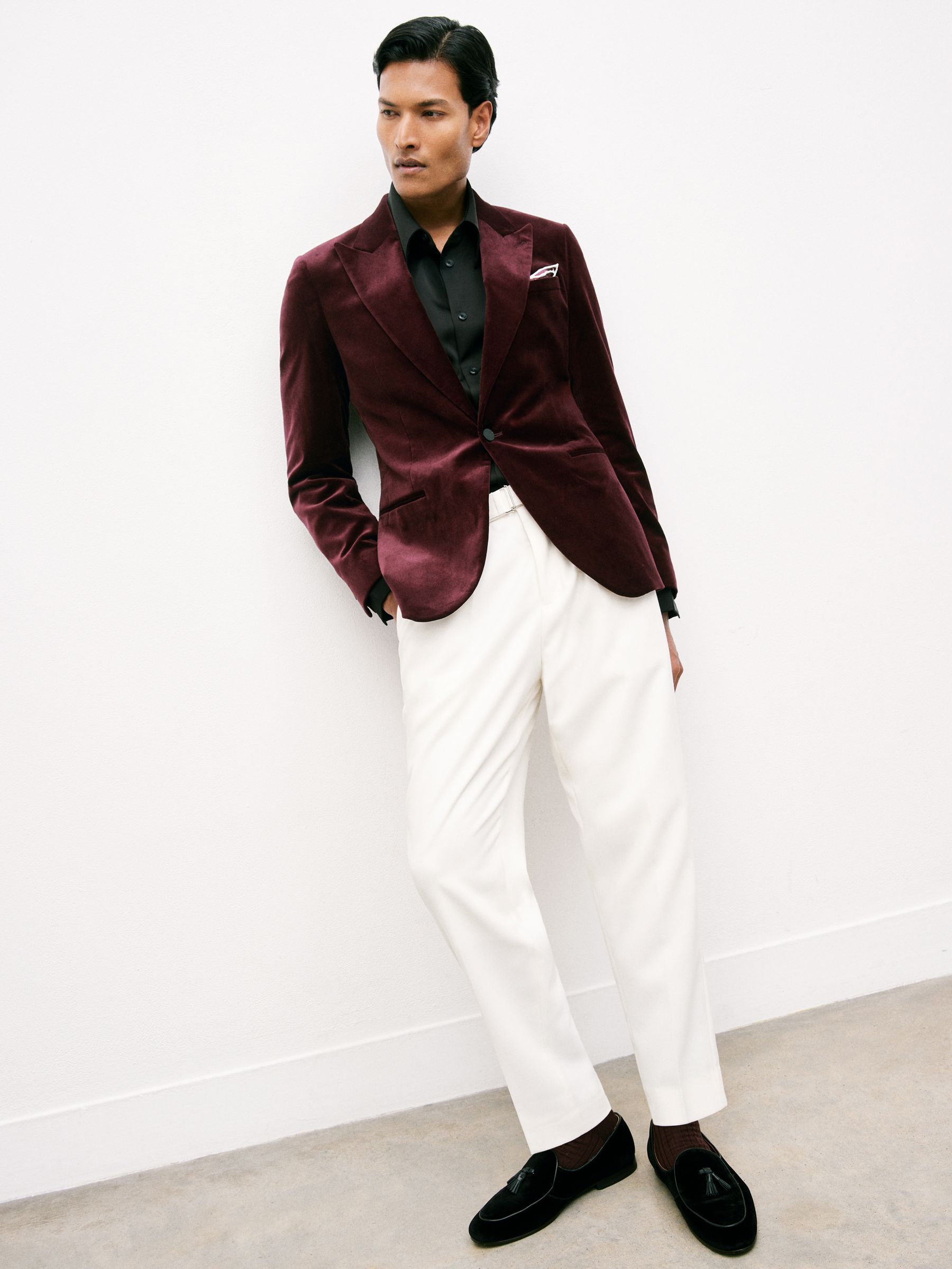 Single-Breasted Velvet Blazer Tailored-Fit in Bordeaux - Image 4 of 8