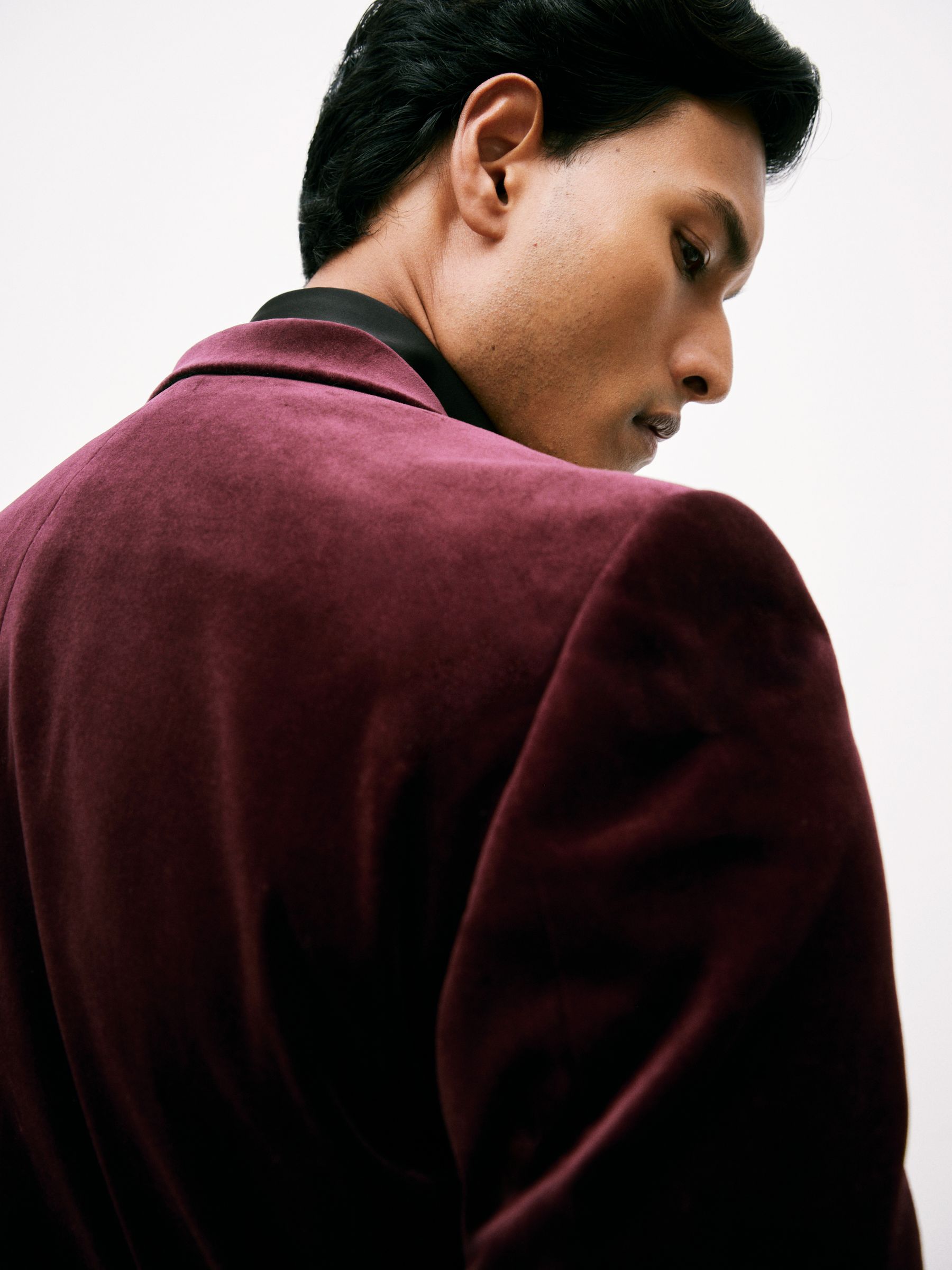 Single-Breasted Velvet Blazer Tailored-Fit in Bordeaux - Image 5 of 8