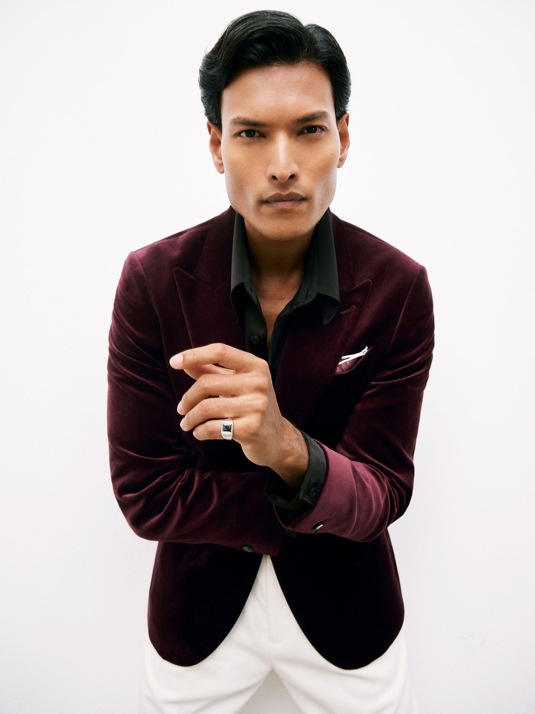 Single-Breasted Velvet Blazer Tailored-Fit in Bordeaux - Image 6 of 8