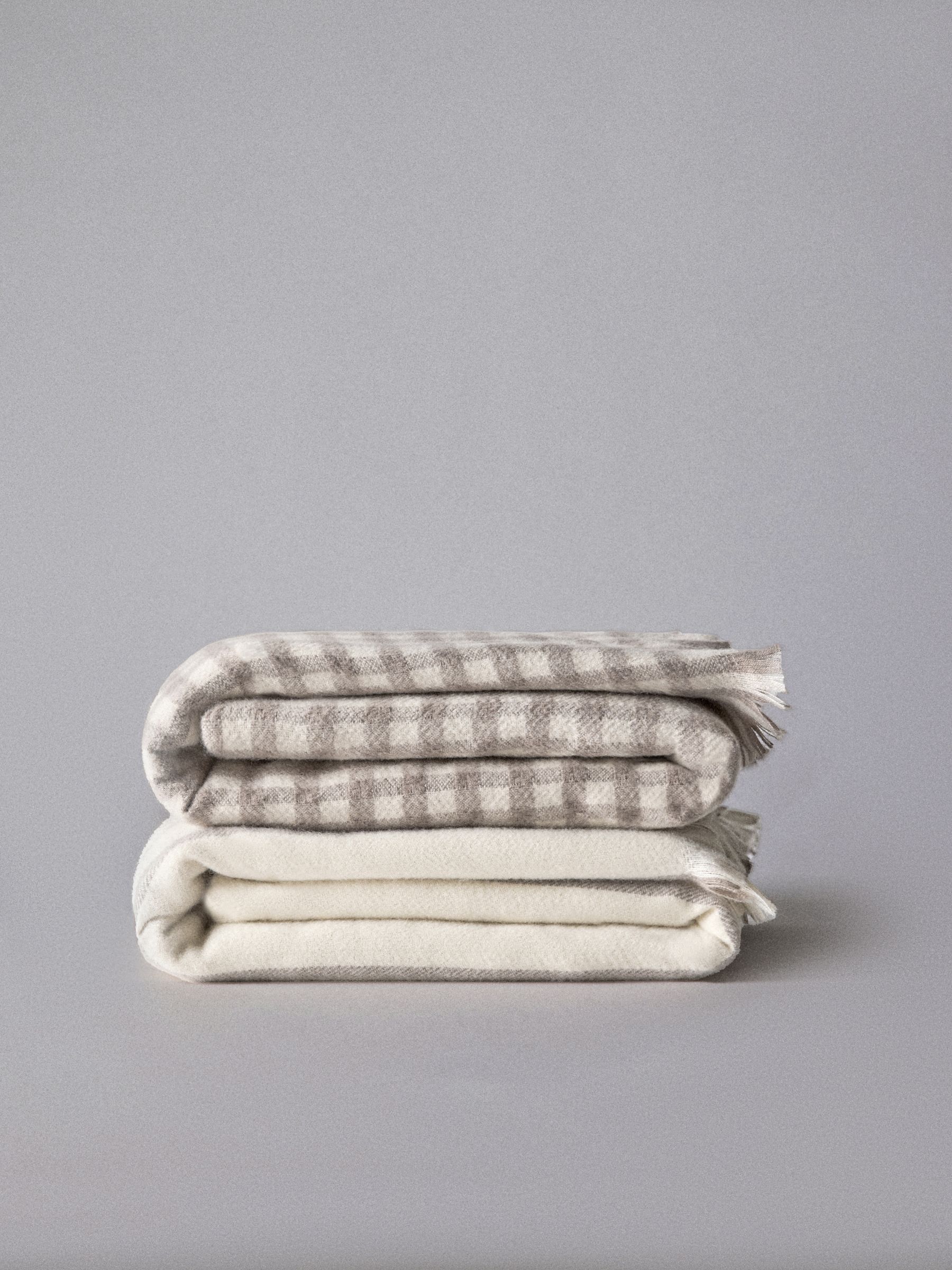 2 Pack Natural Gingham Cosy Throws - Image 2 of 6