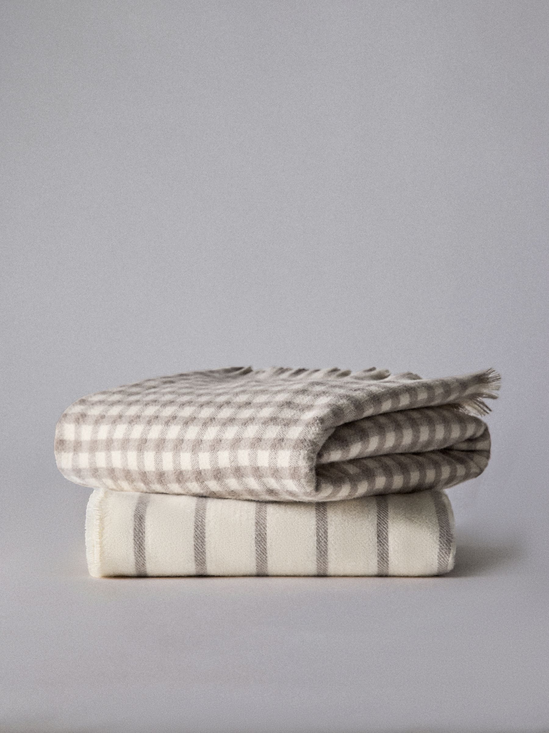 2 Pack Natural Gingham Cosy Throws - Image 4 of 6