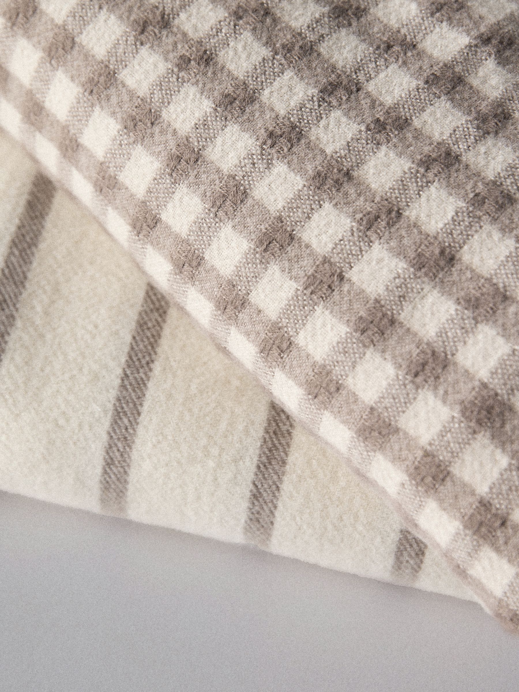 2 Pack Natural Gingham Cosy Throws - Image 5 of 6