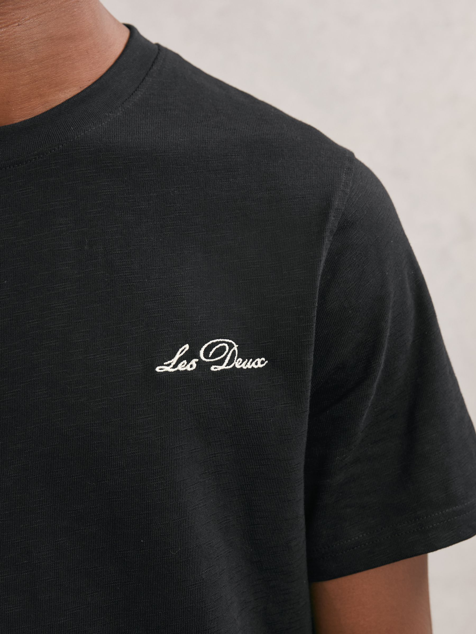 Les Deux Baumwoll-T-Shirt mit Grafik-Print in Schwarz - Bild 3 von 5