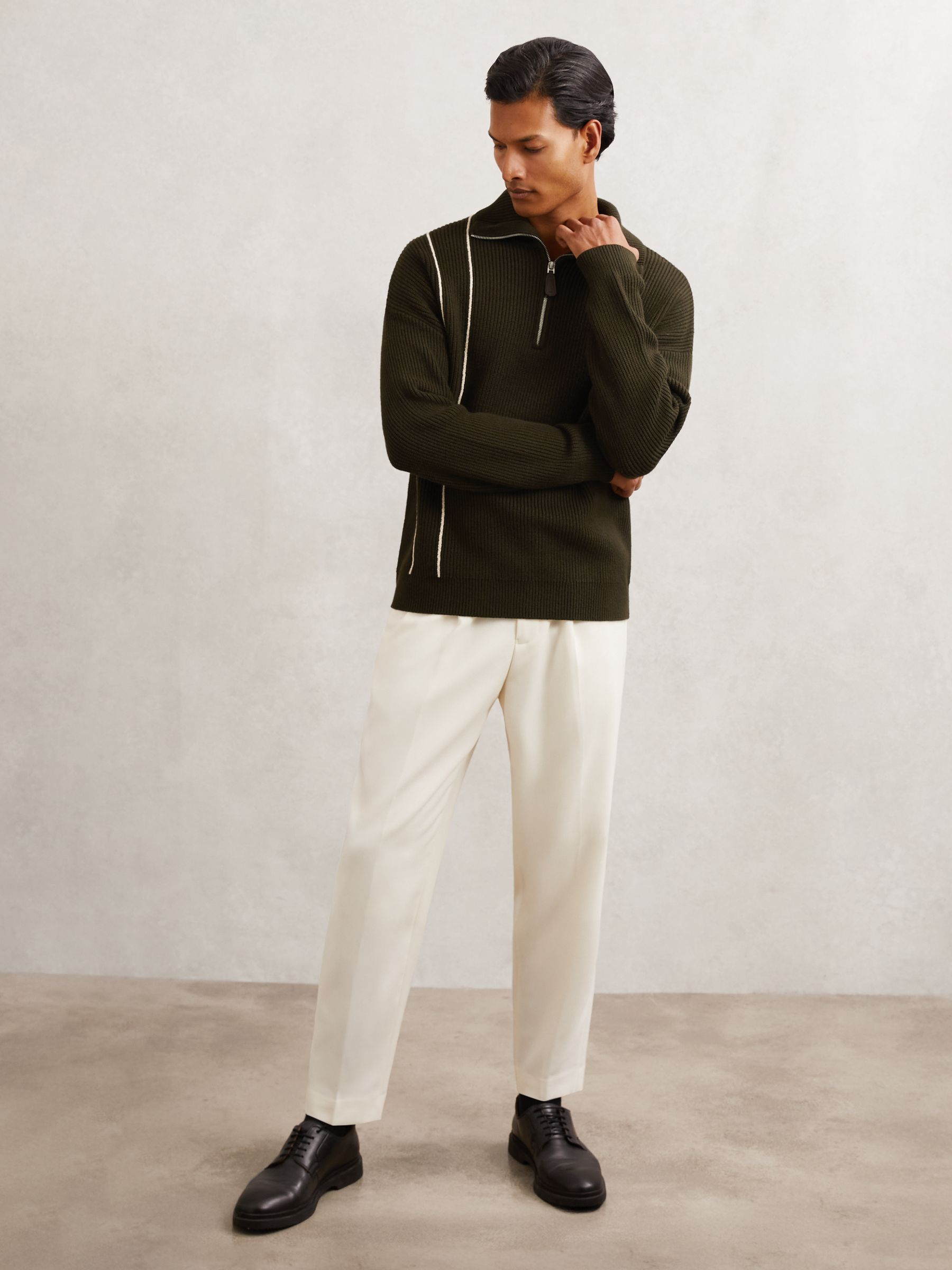 Žebrovaný vlněný svetr s půlzipem a prošívanými detaily v tmavě olivově zelené barvě - Obrázek 3 z 7