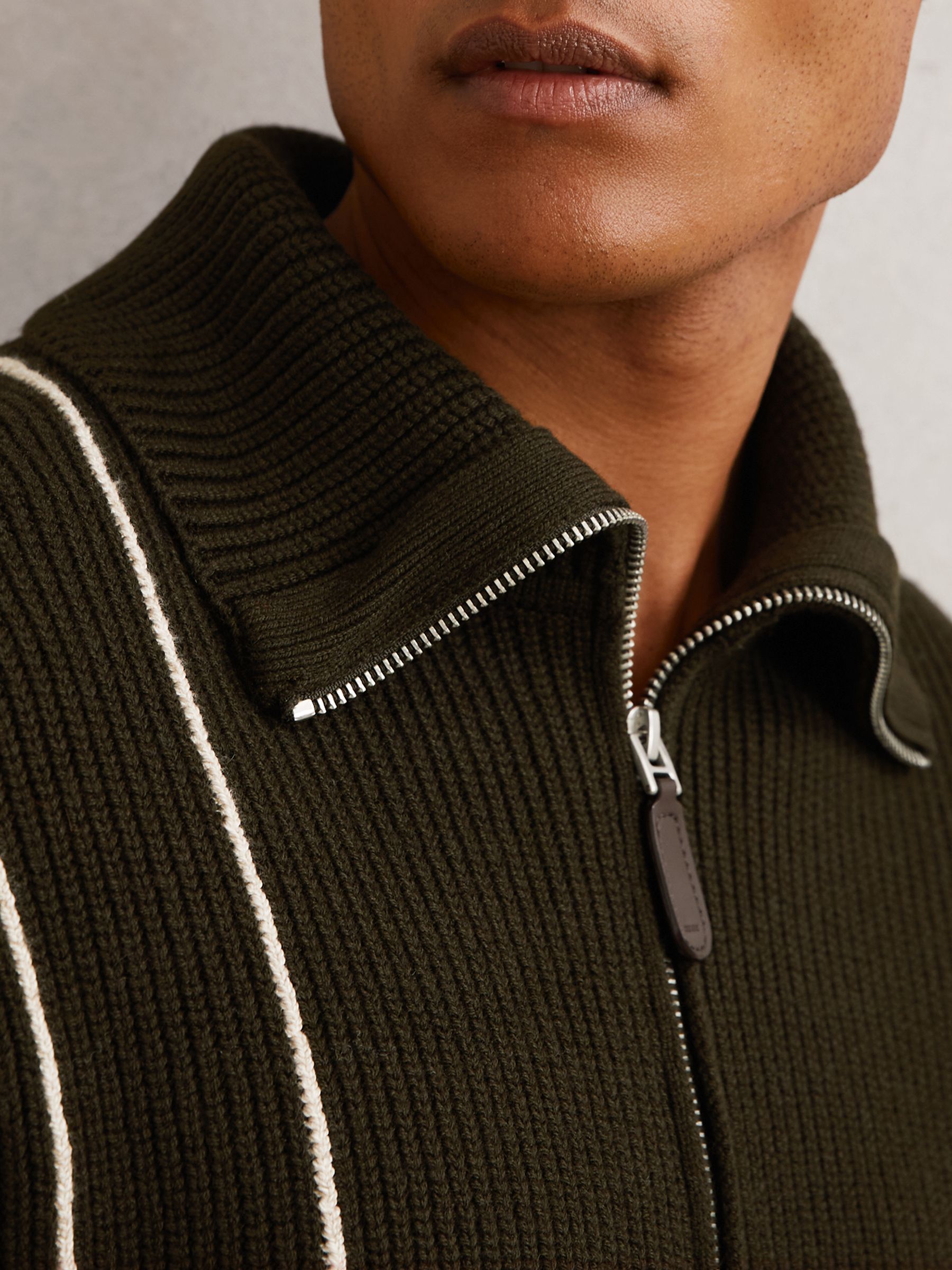 Žebrovaný vlněný svetr s půlzipem a prošívanými detaily v tmavě olivově zelené barvě - Obrázek 4 z 7