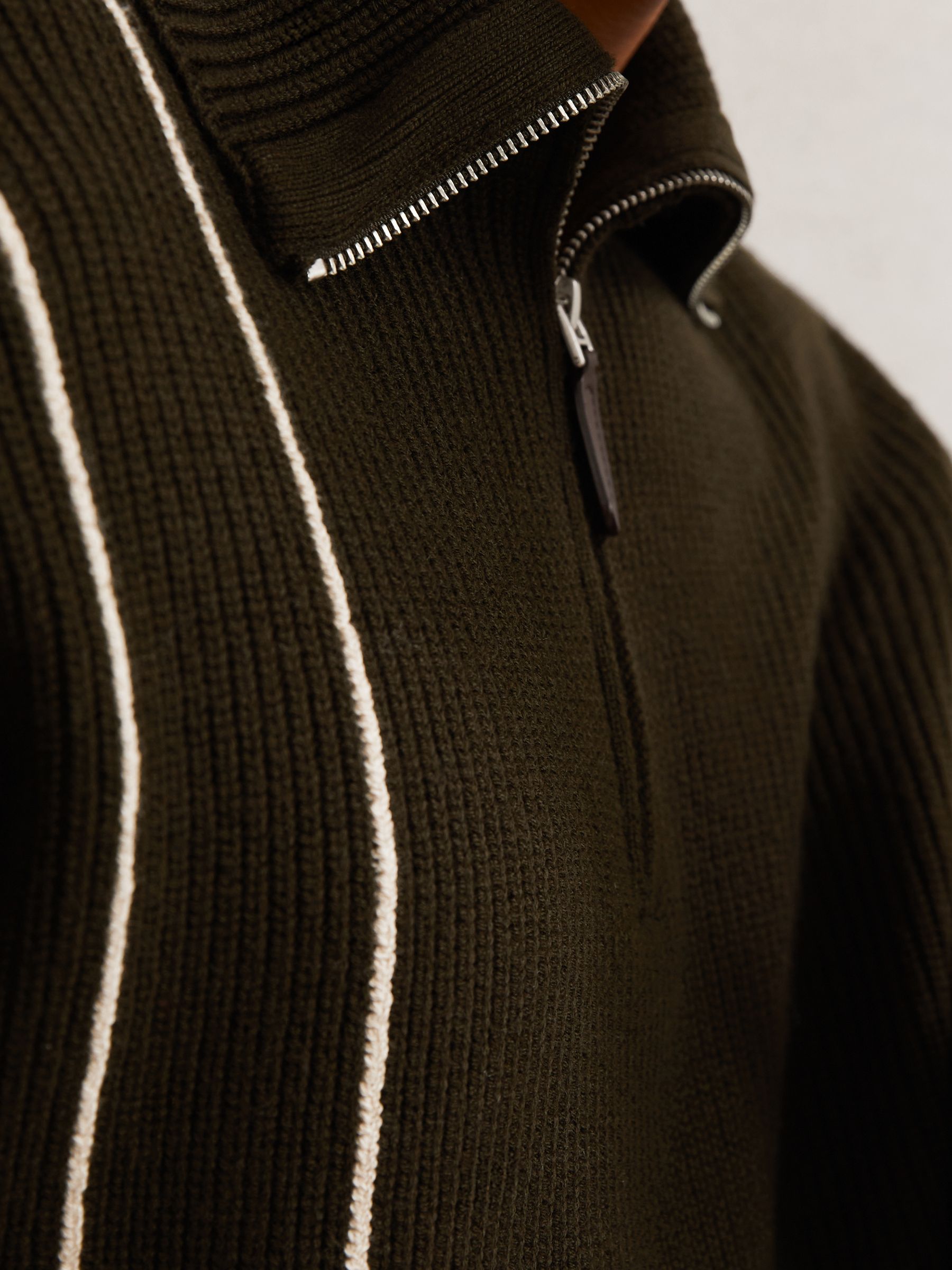 Žebrovaný vlněný svetr s půlzipem a prošívanými detaily v tmavě olivově zelené barvě - Obrázek 5 z 7