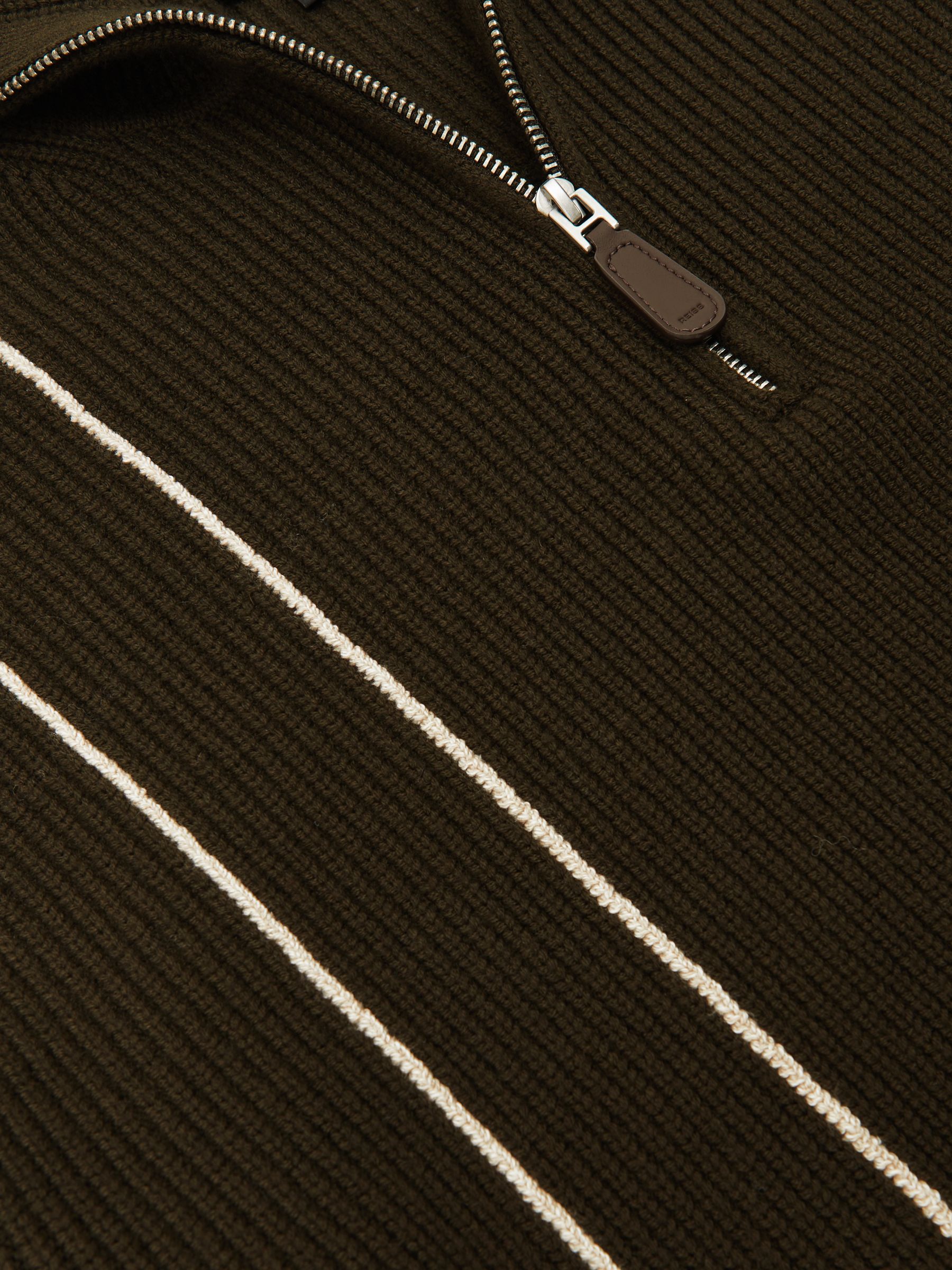 Žebrovaný vlněný svetr s půlzipem a prošívanými detaily v tmavě olivově zelené barvě - Obrázek 7 z 7