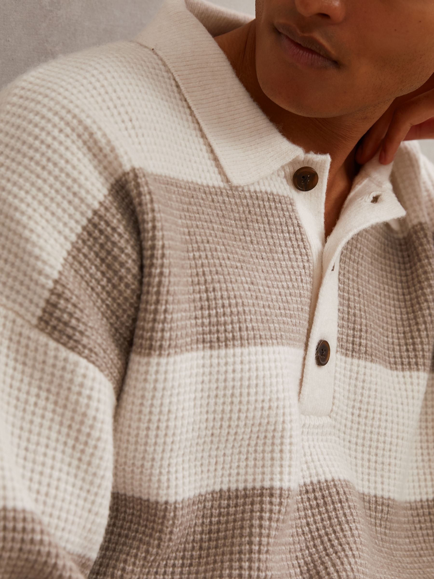 كنزة صوف محبوكة بنسيج مزركش مخطَّط وبلاكيت نصف أزرار باللون Off White/البني - صورة 3 من 7