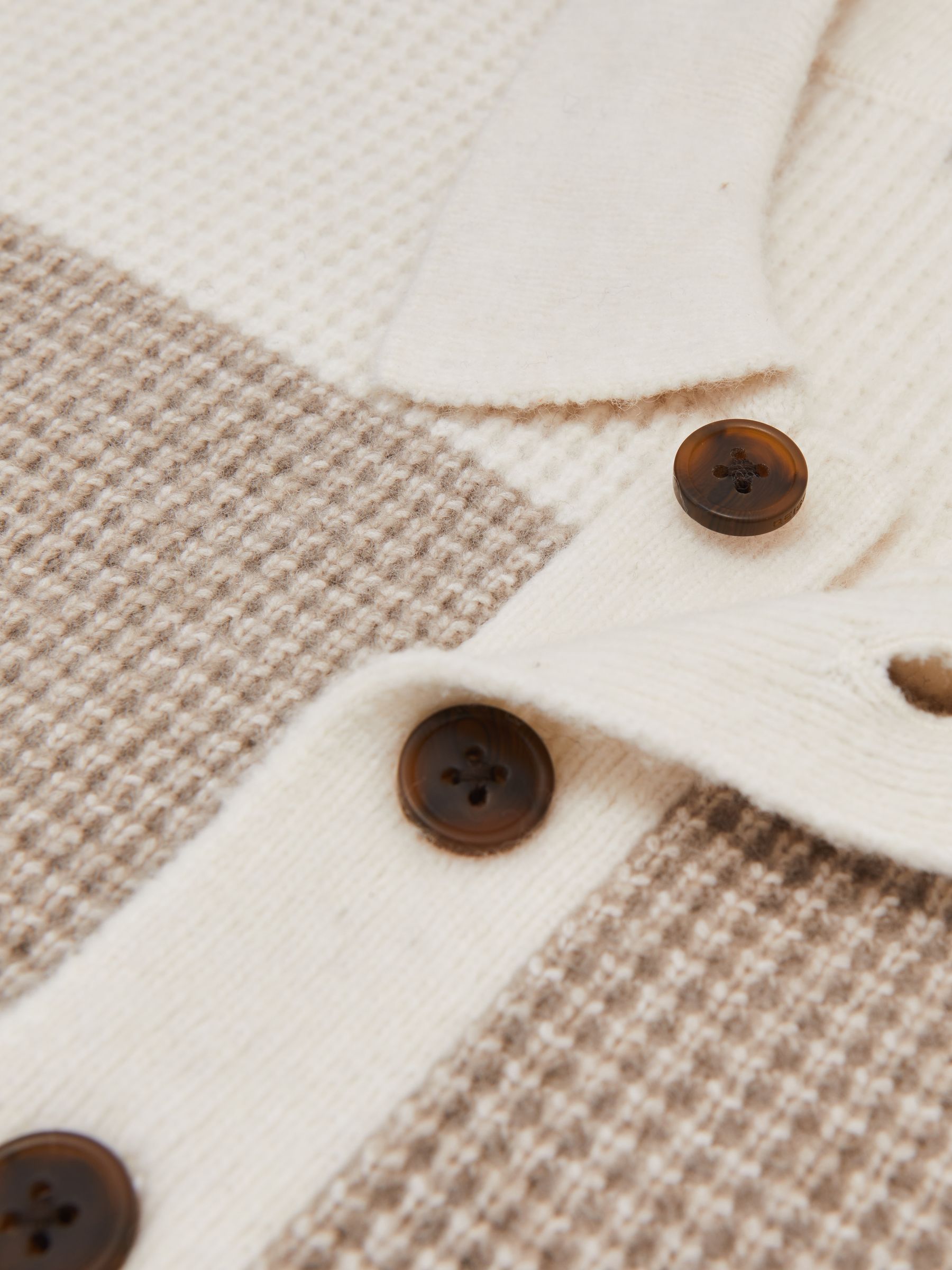 كنزة صوف محبوكة بنسيج مزركش مخطَّط وبلاكيت نصف أزرار باللون Off White/البني - صورة 7 من 7