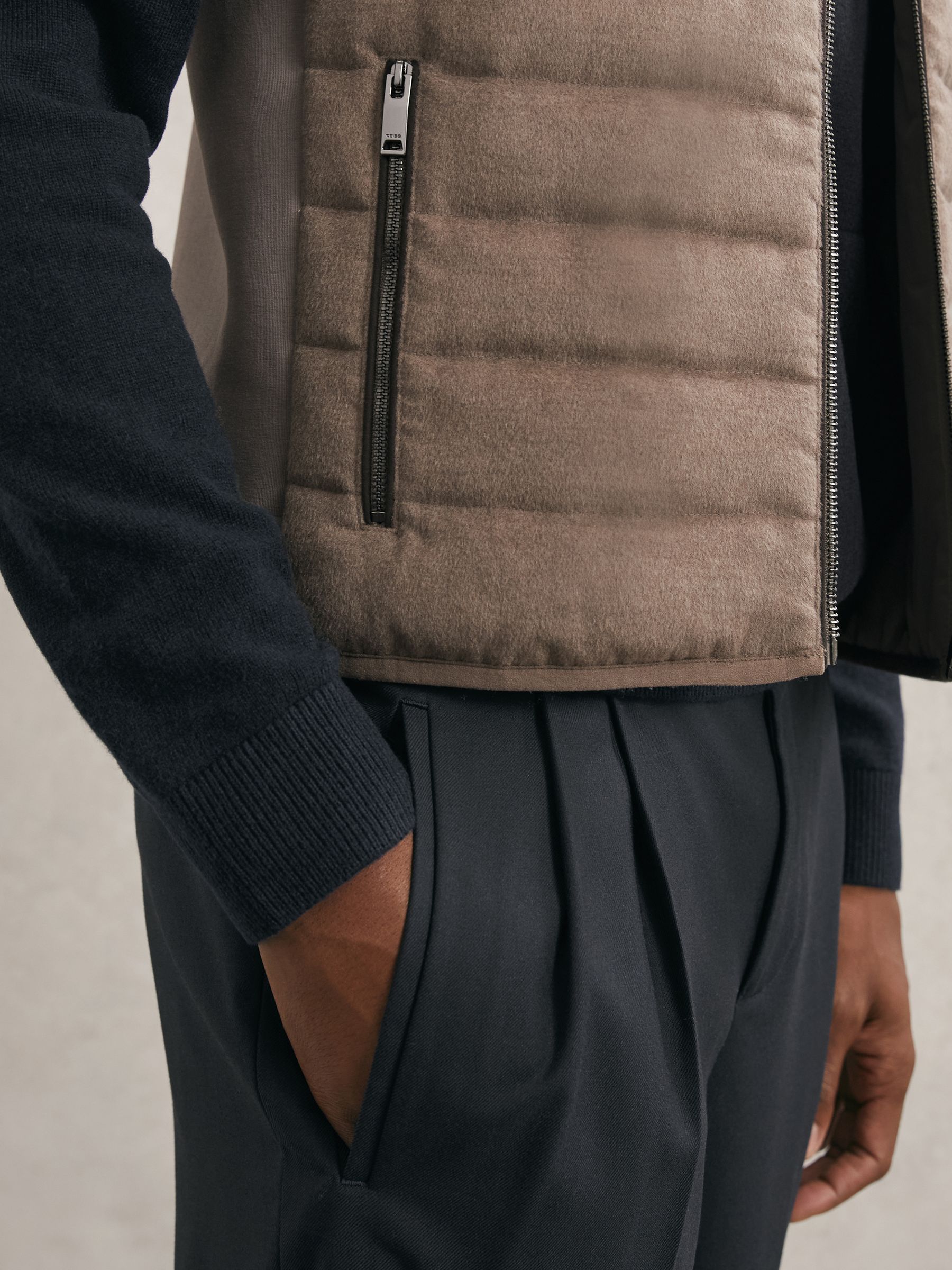 Αμάνικο μπουφάν καπιτονέ από βουρτσισμένο ζέρσεϊ σε Καφέ χρώμα μόκα - Εικόνα 3 από 5