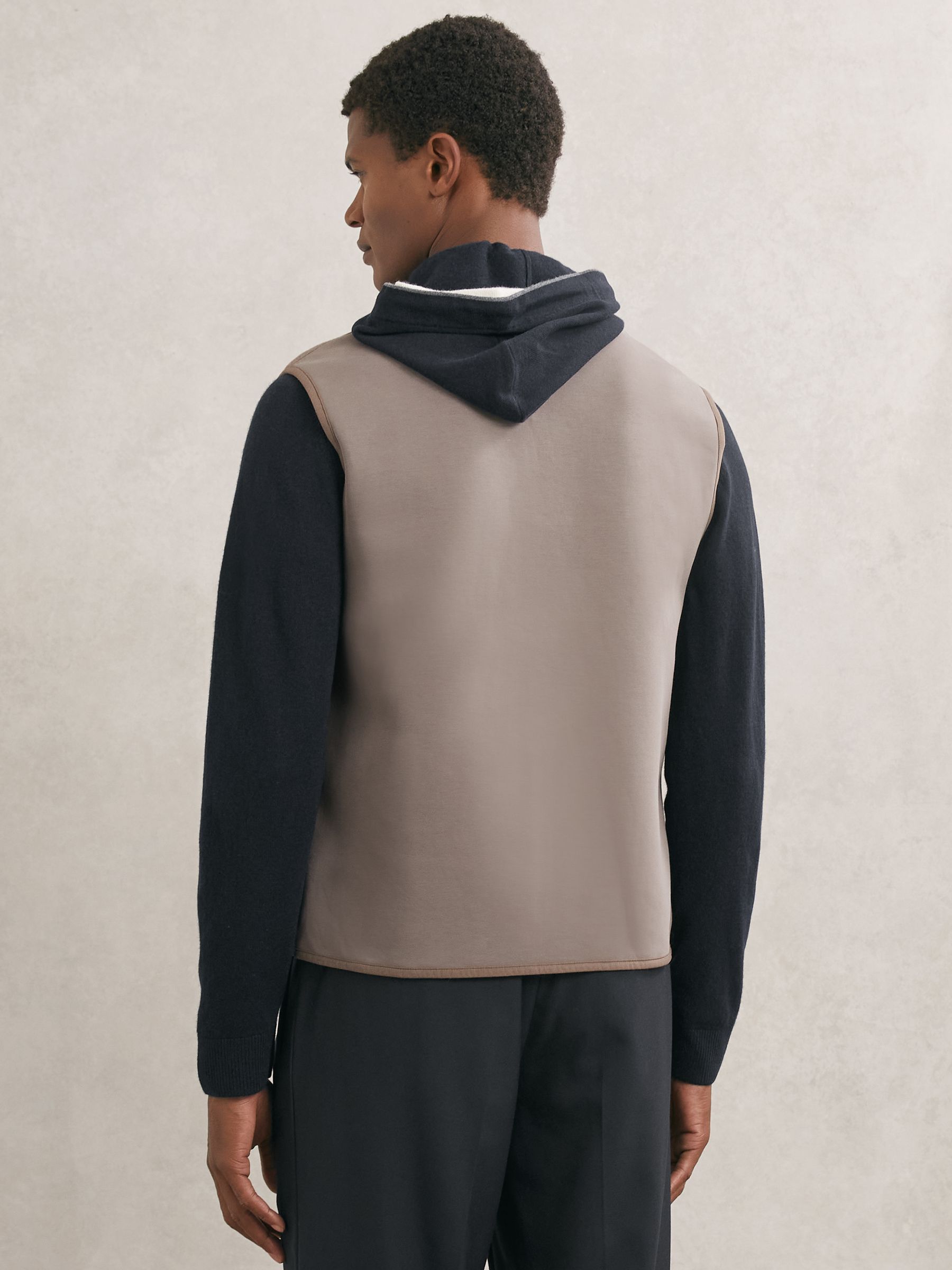 Αμάνικο μπουφάν καπιτονέ από βουρτσισμένο ζέρσεϊ σε Καφέ χρώμα μόκα - Εικόνα 4 από 5