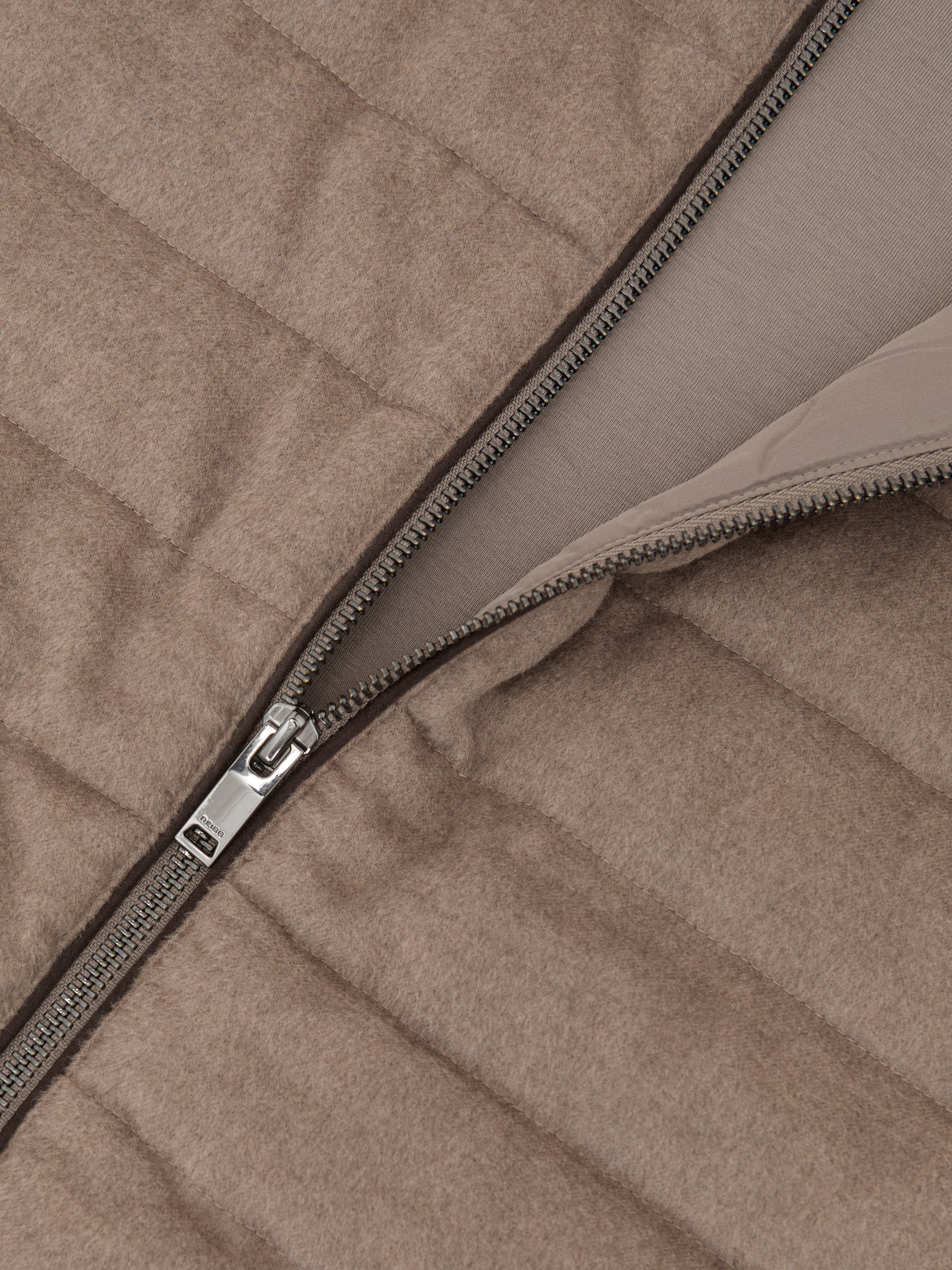 Αμάνικο μπουφάν καπιτονέ από βουρτσισμένο ζέρσεϊ σε Καφέ χρώμα μόκα - Εικόνα 5 από 5