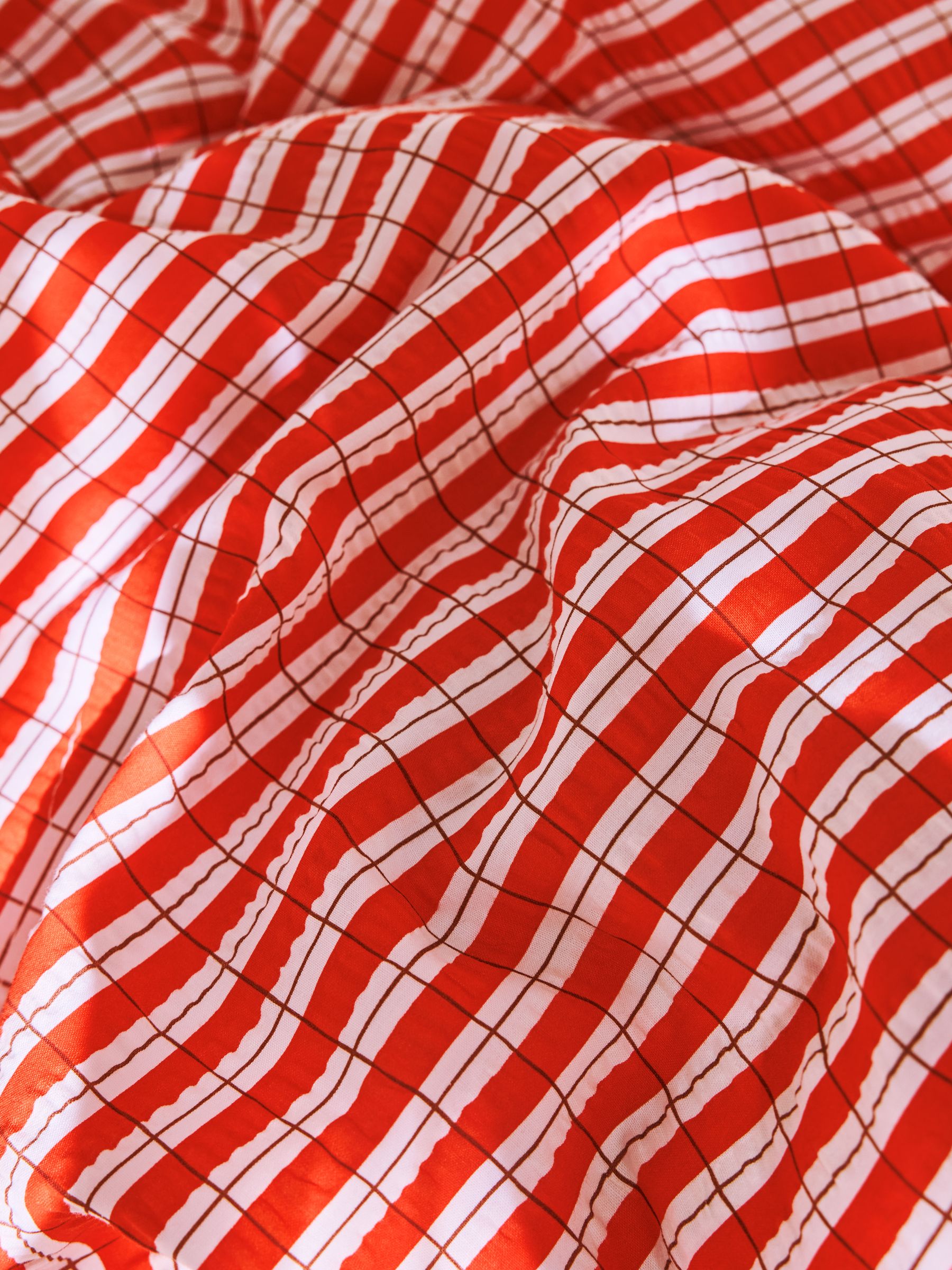 Felix Seersucker Duvet Cover and Pillowcase Set in Orange - Image 3 of 4