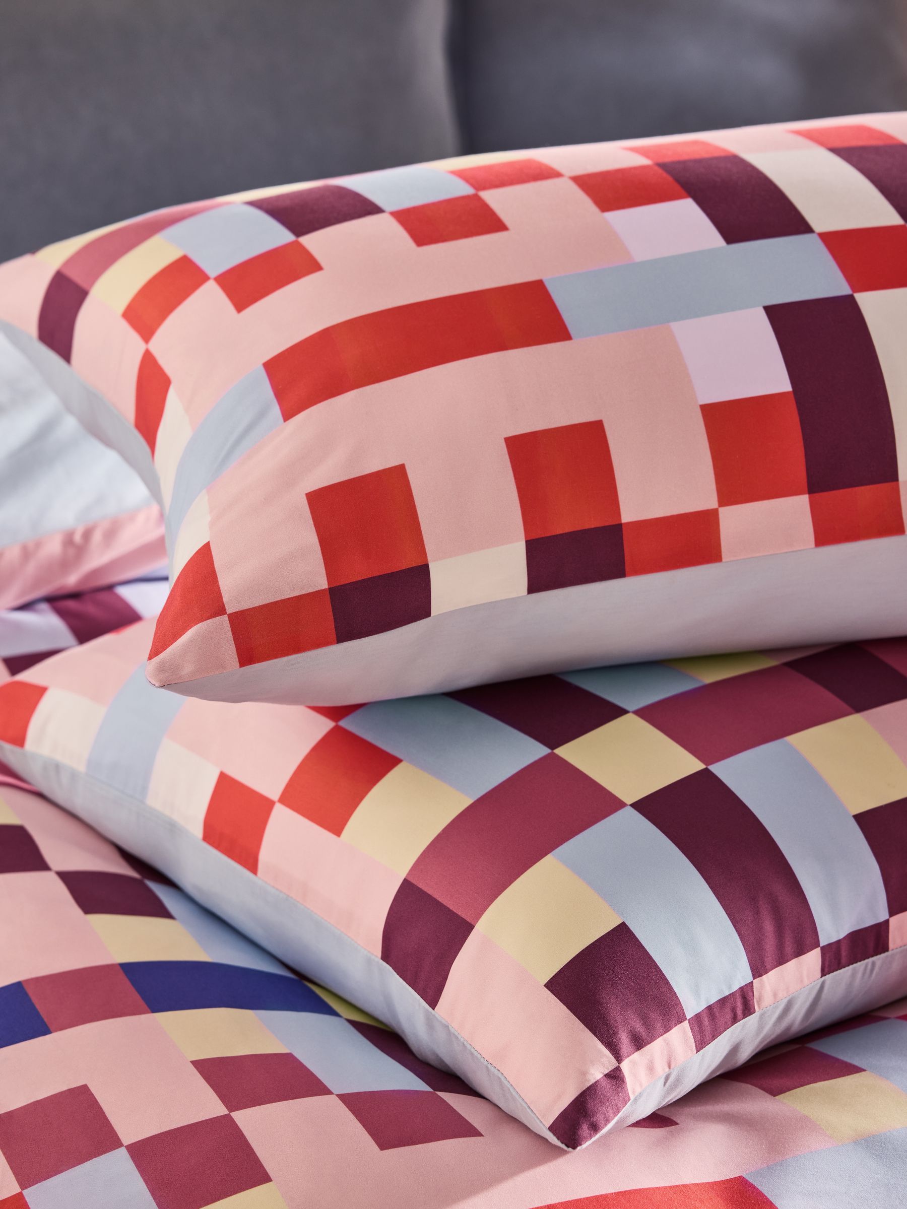 Carys 180 Thread Count Duvet Cover and Pillowcase Set in Pink - Image 2 of 4