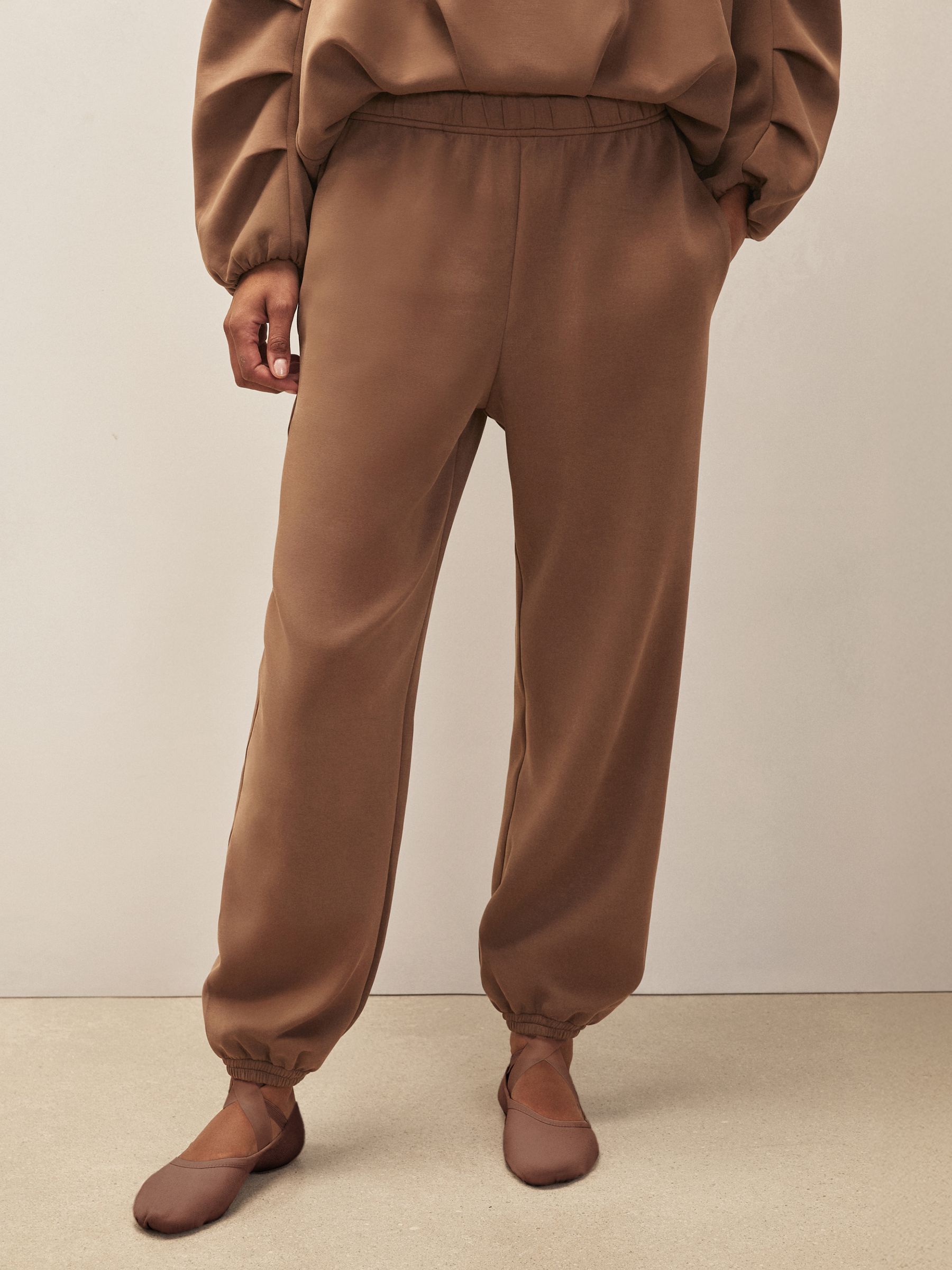 Reiss | Royal Ballet Balloon Joggers in Taupe Brown - Image 3 of 6