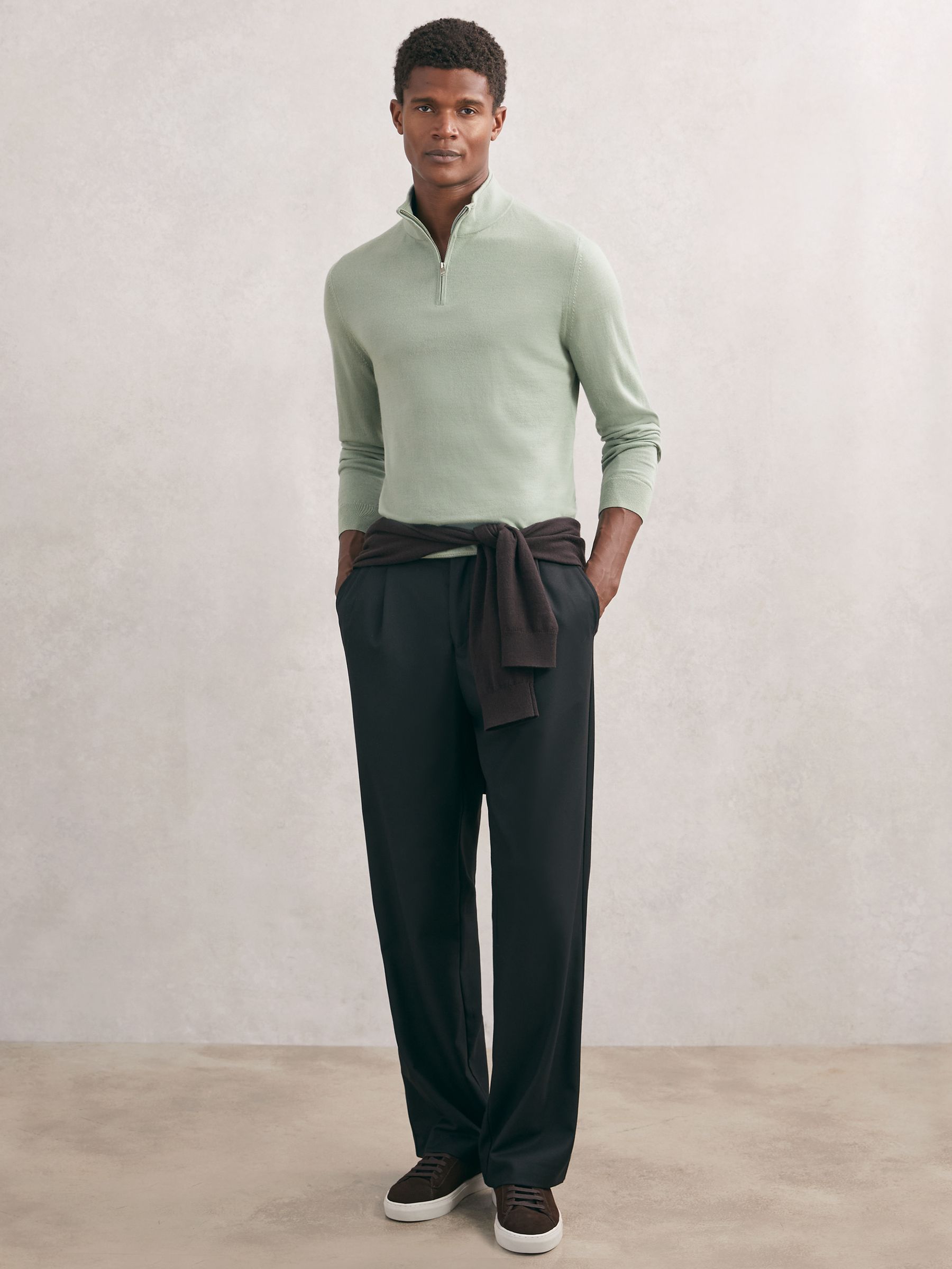 Svetr z merino vlny s polovičním zipem ve světle šedozelené barvě - Obrázek 1 z 6