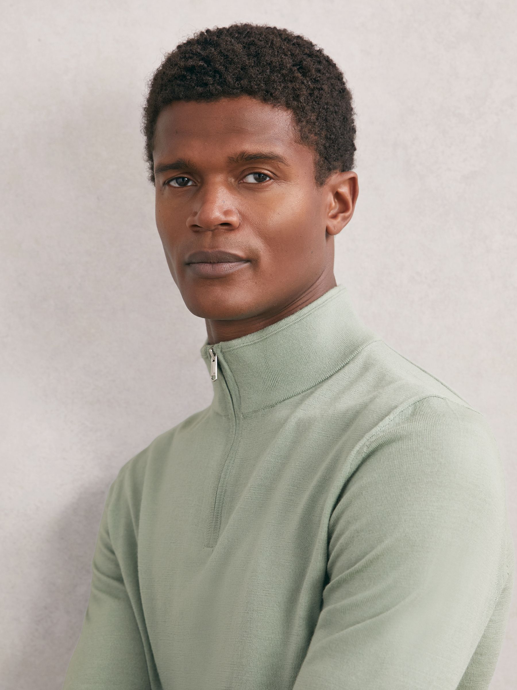 Svetr z merino vlny s polovičním zipem ve světle šedozelené barvě - Obrázek 4 z 6