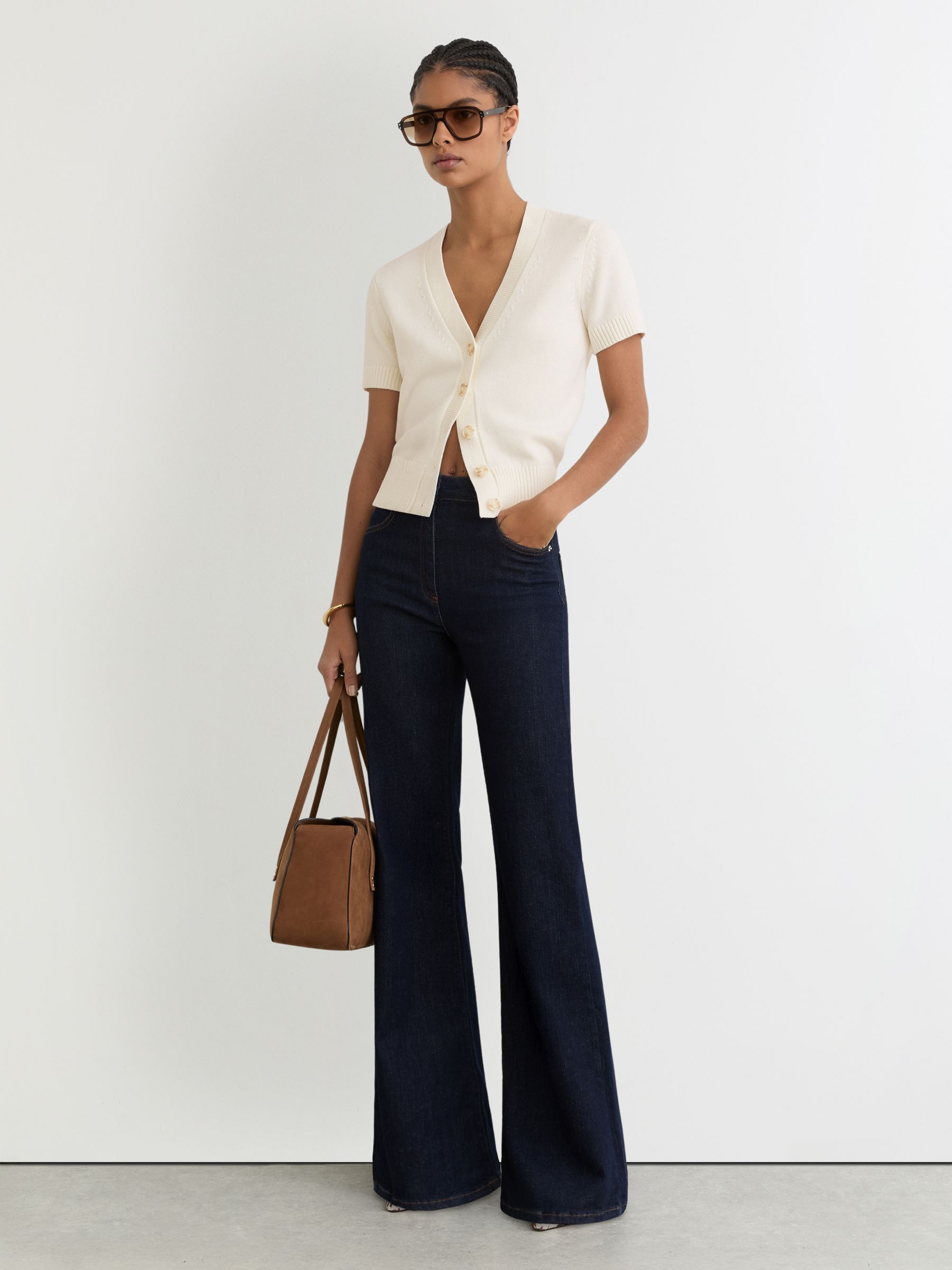 سترة كارديغان من مزيج قطن وصوف بفتحة ياقة حرف V وكُم قصير Anya من Reiss - صورة 1 من 6