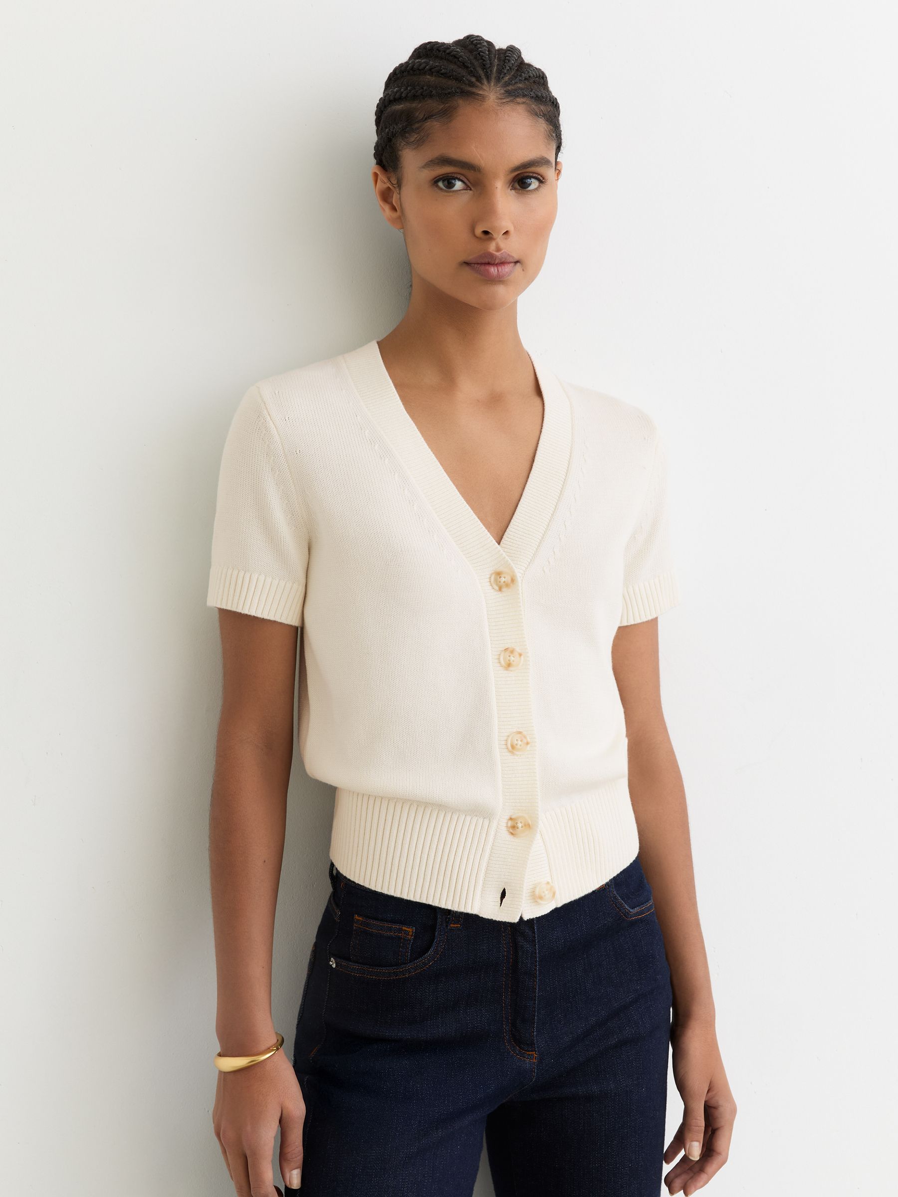 سترة كارديغان من مزيج قطن وصوف بفتحة ياقة حرف V وكُم قصير Anya من Reiss - صورة 3 من 6