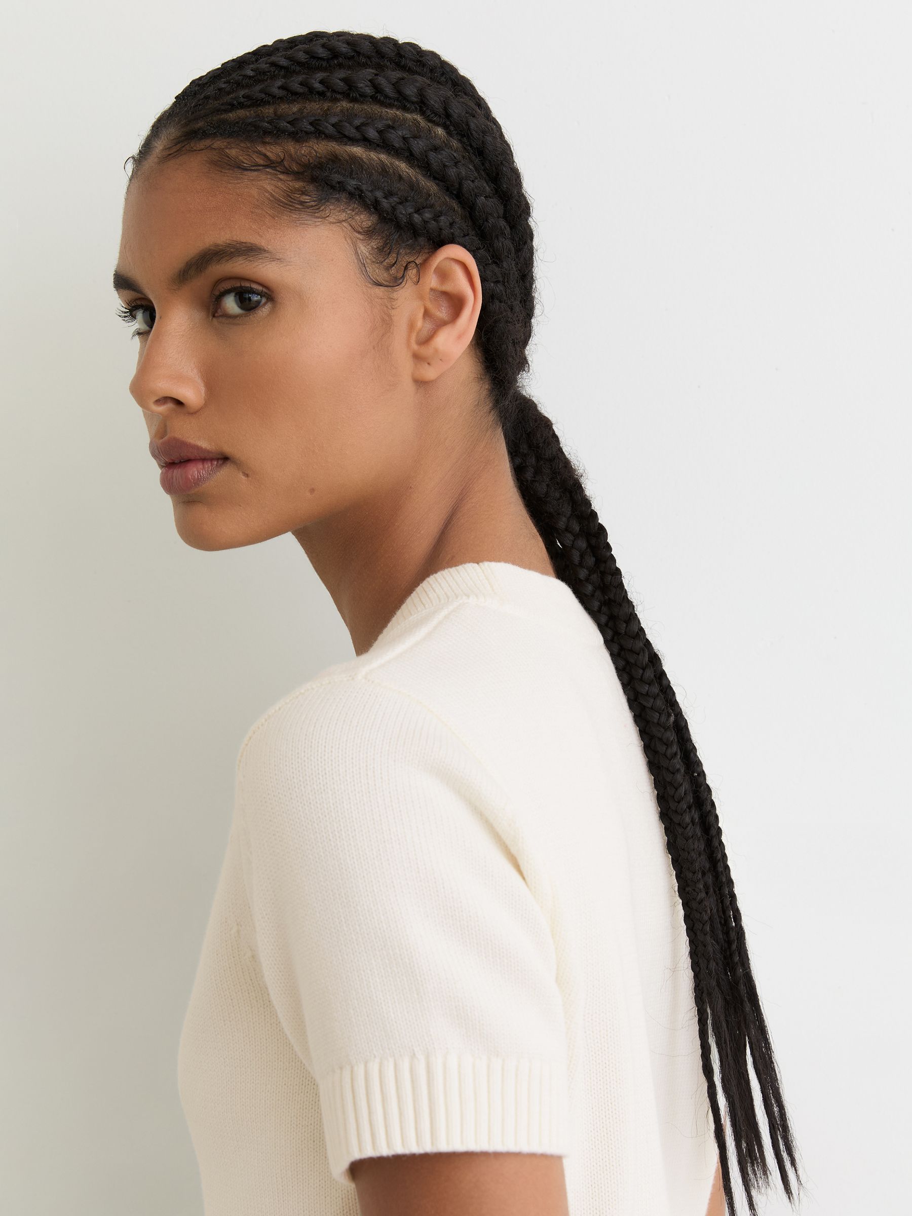 سترة كارديغان من مزيج قطن وصوف بفتحة ياقة حرف V وكُم قصير Anya من Reiss - صورة 4 من 6