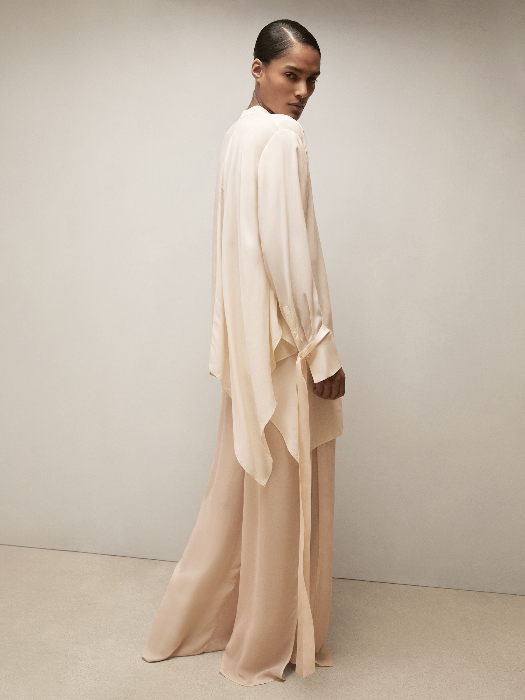 بلوزة بأكمام بربطة باللون الكريمي من Reiss | Royal Ballet - صورة 6 من 8