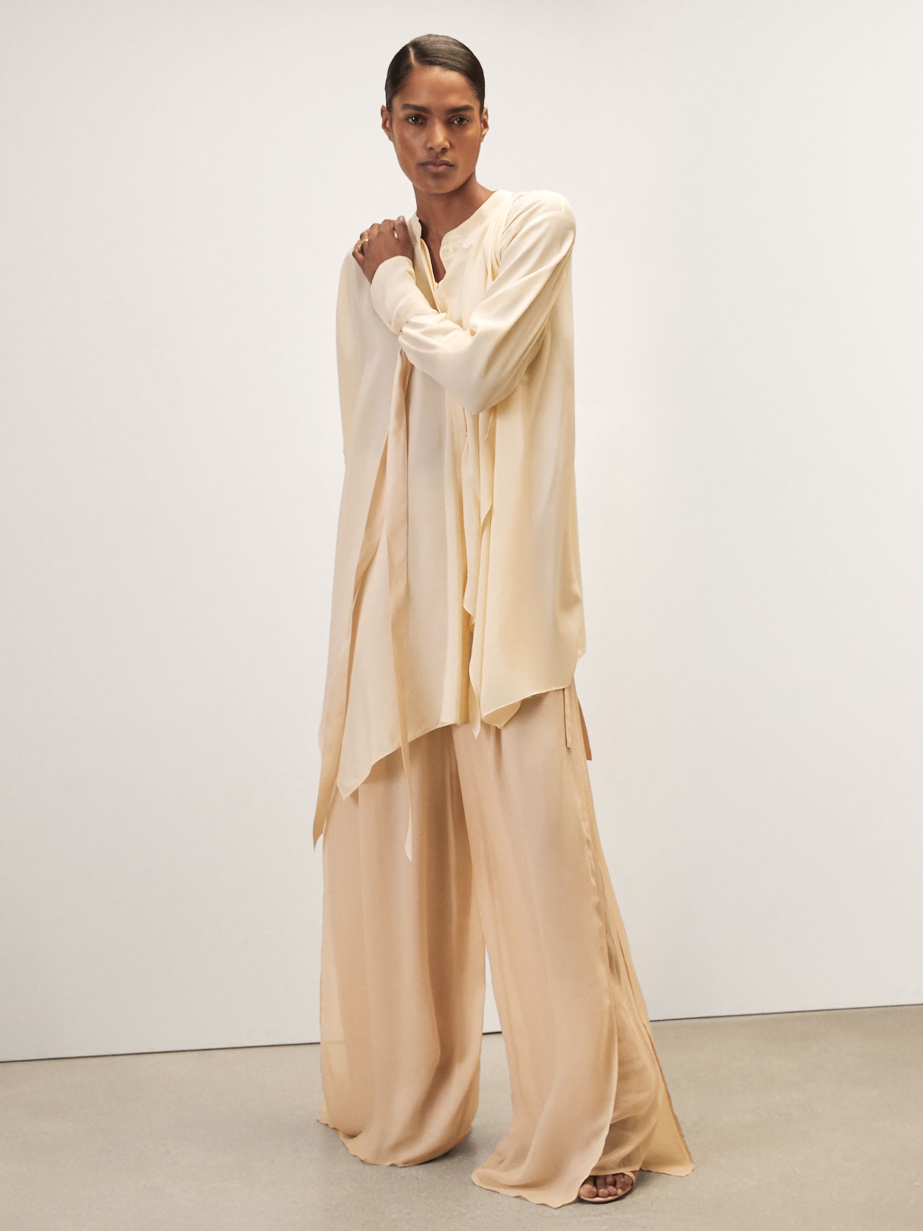 بلوزة بأكمام بربطة باللون الكريمي من Reiss | Royal Ballet - صورة 7 من 8