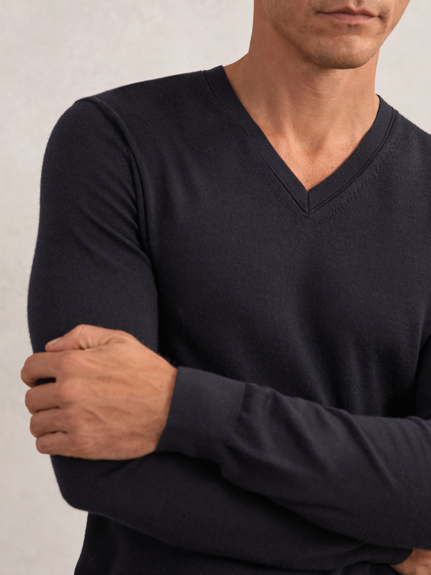 Pullover aus Merinowolle mit V-Ausschnitt, Marineblau - Bild 3 von 6