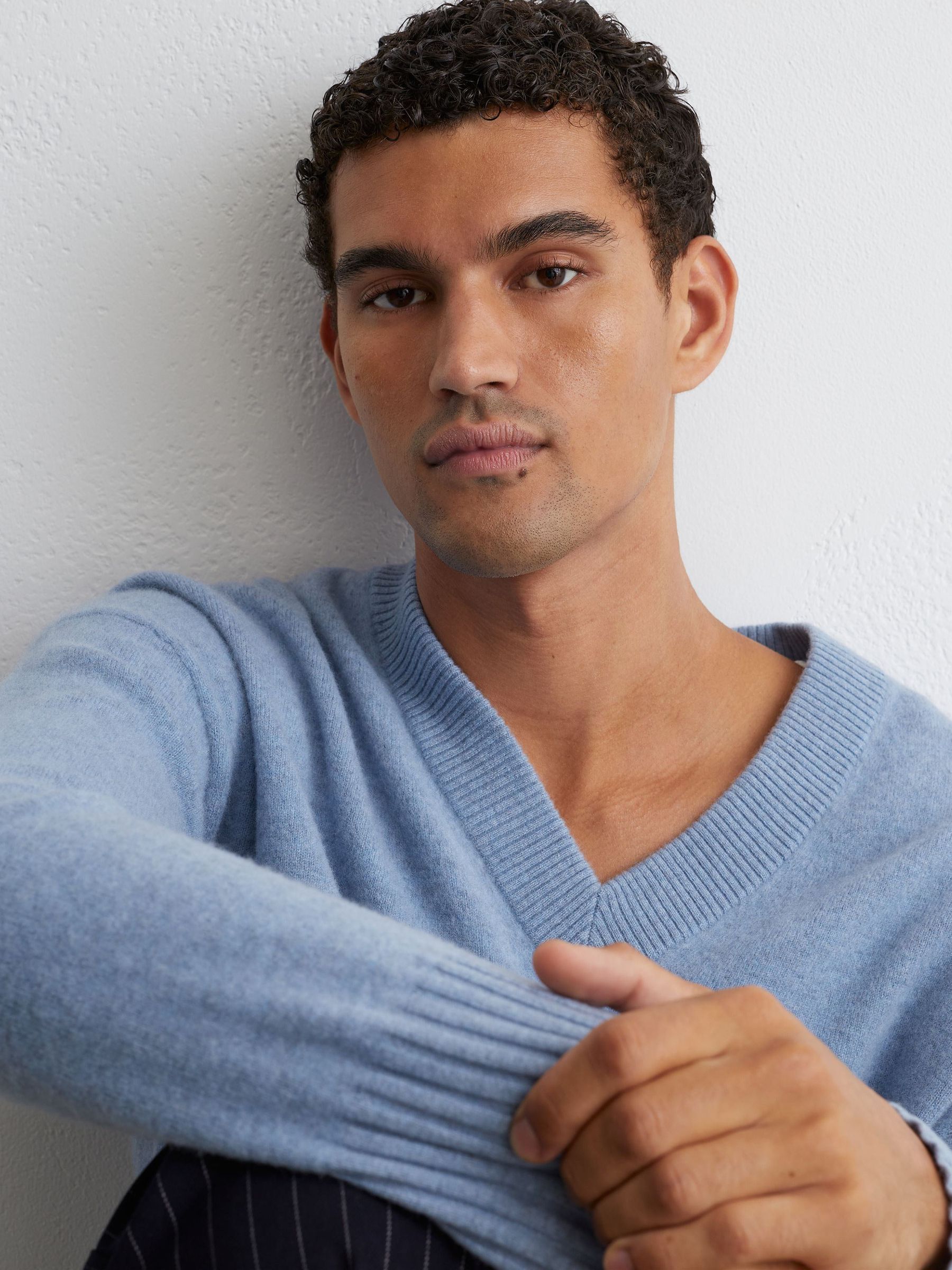 Wool-Cashmere V-Neck Jumper in Soft Blue - Image 4 of 8