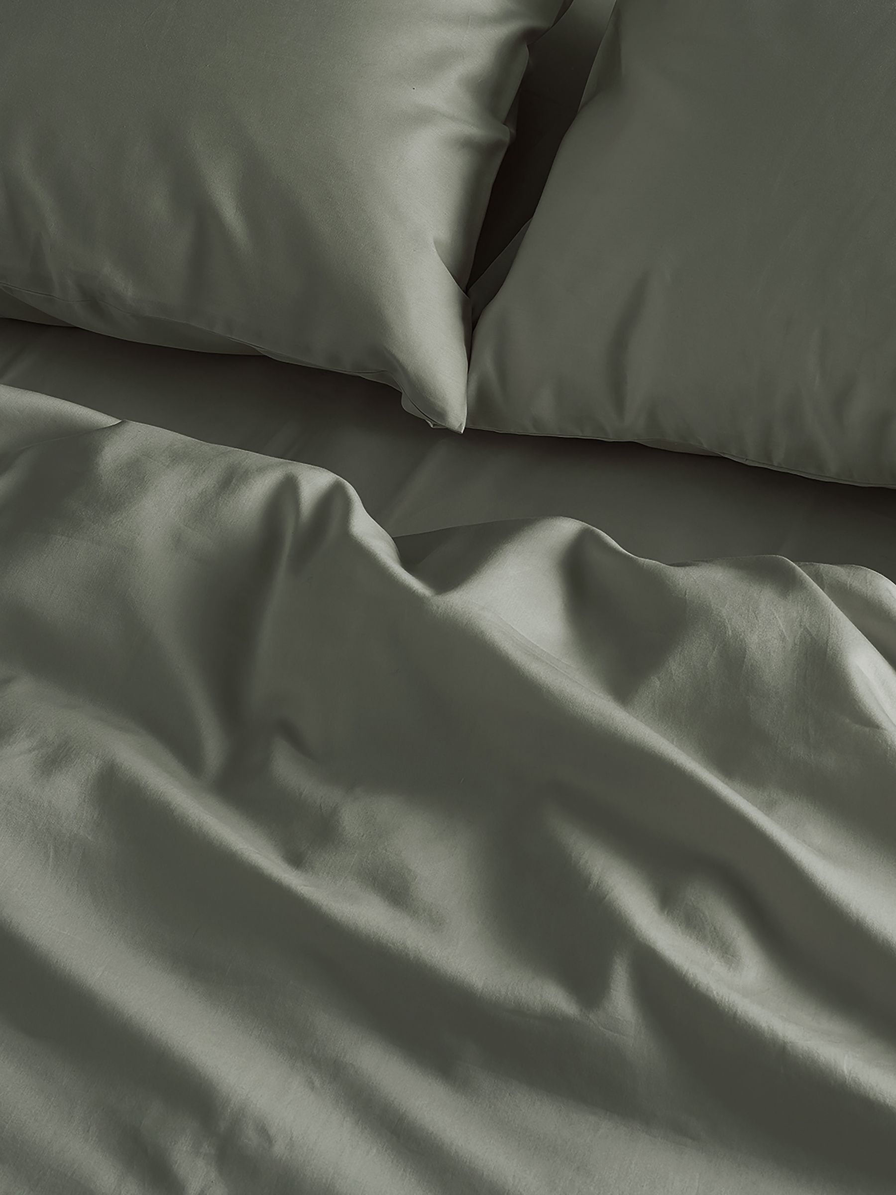 Bedfolk Green 100% Cotton Luxe Deep Fitted Sheet - Image 3 of 4