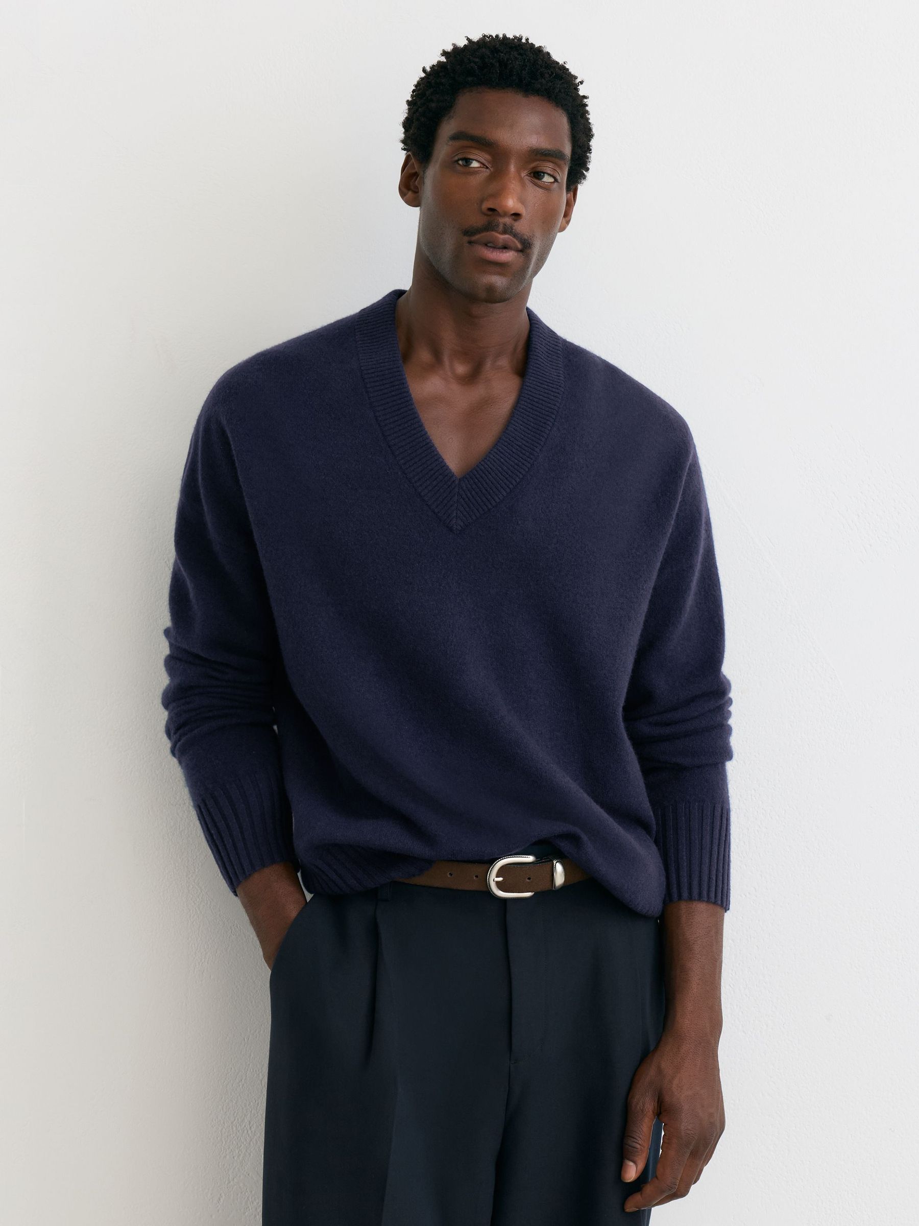 Wool-Cashmere V-Neck Jumper in Navy - Image 4 of 7