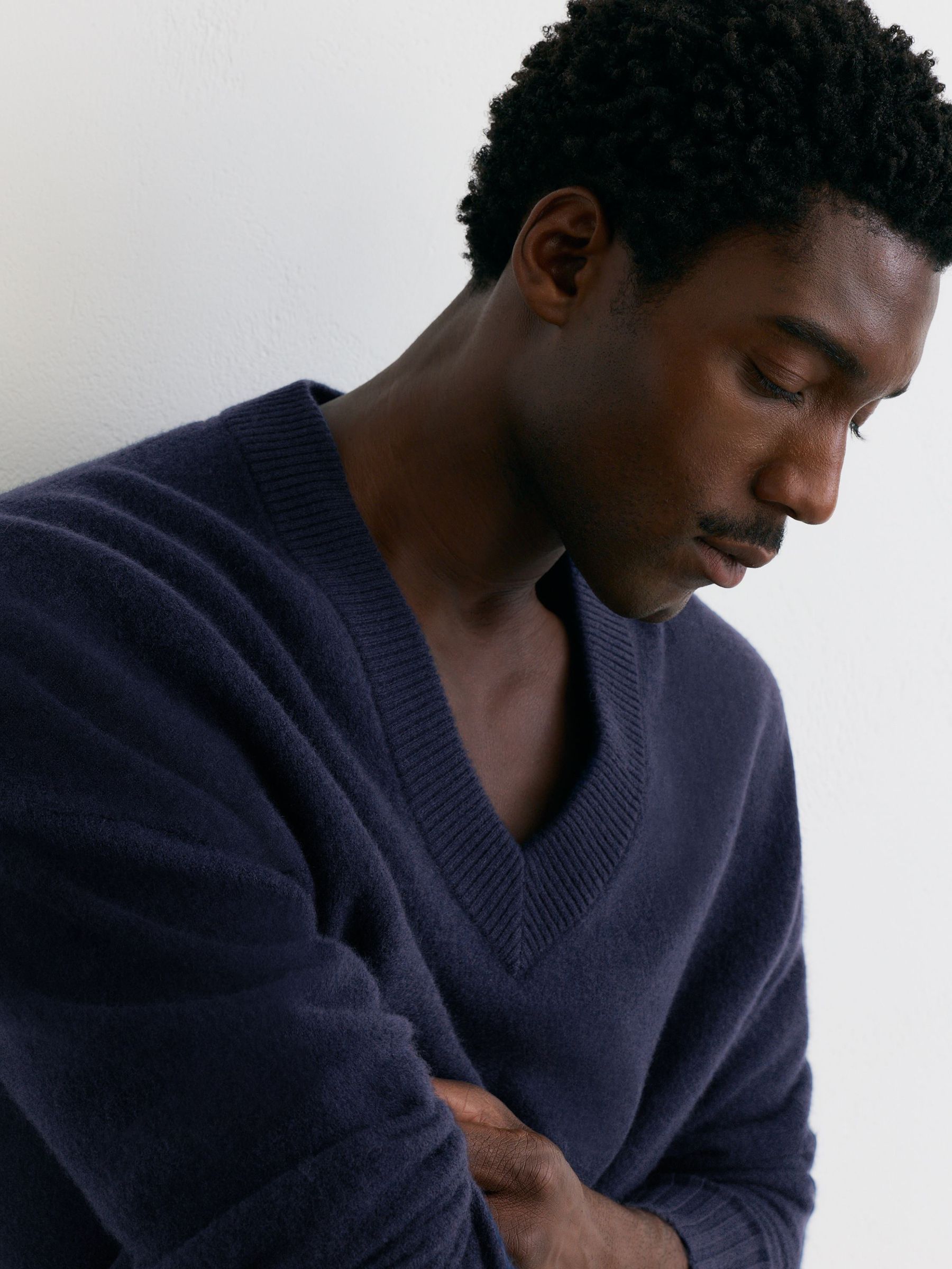 Wool-Cashmere V-Neck Jumper in Navy - Image 5 of 7