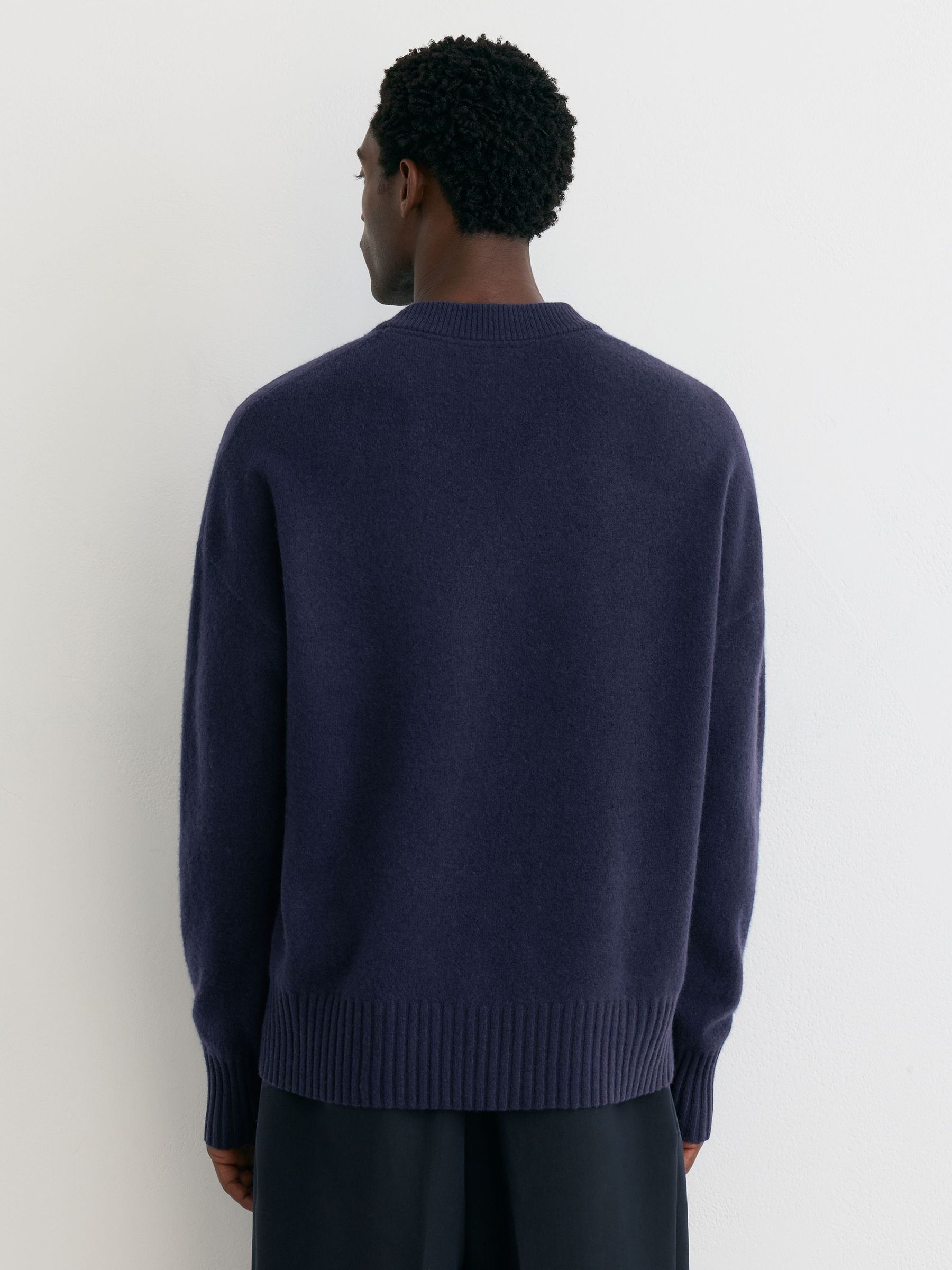 Wool-Cashmere V-Neck Jumper in Navy - Image 6 of 7