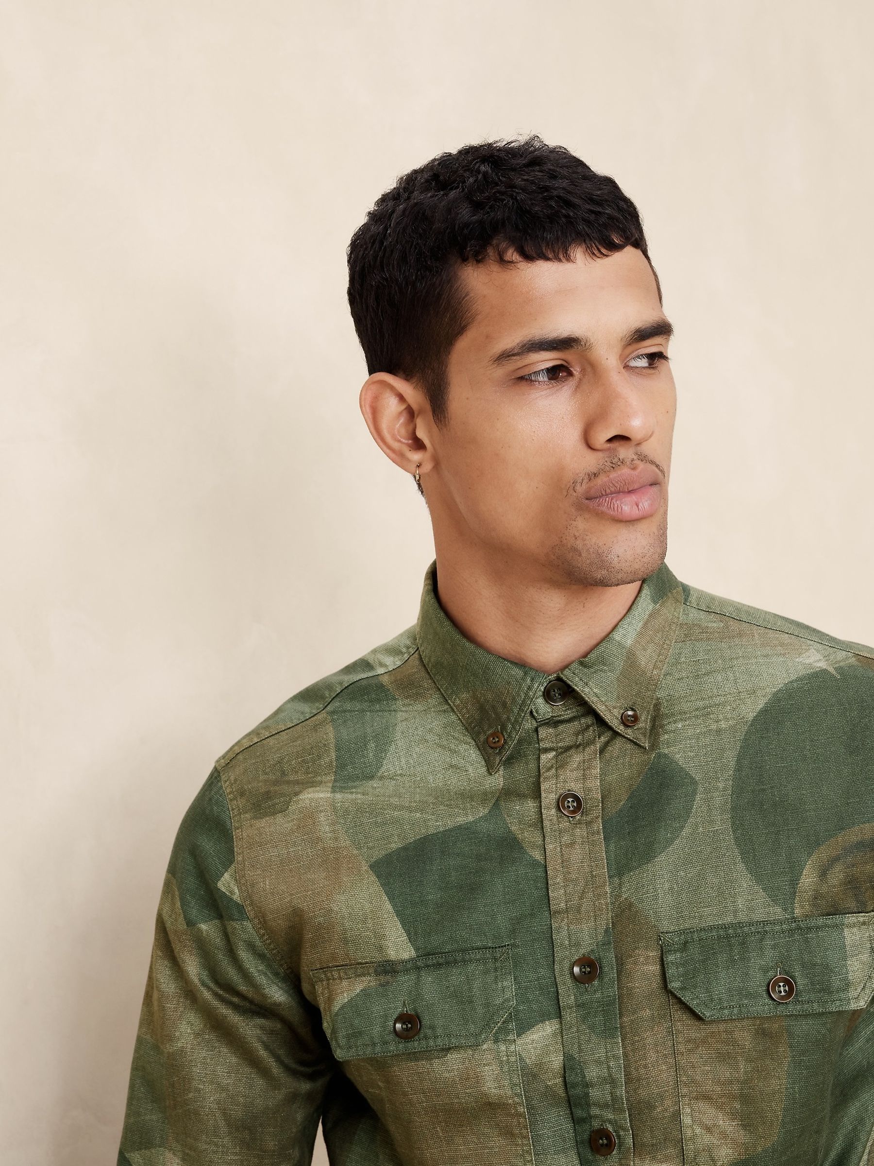 Banana Republic Khaki Green Expedition Cotton-Linen Shirt - Image 3 of 4