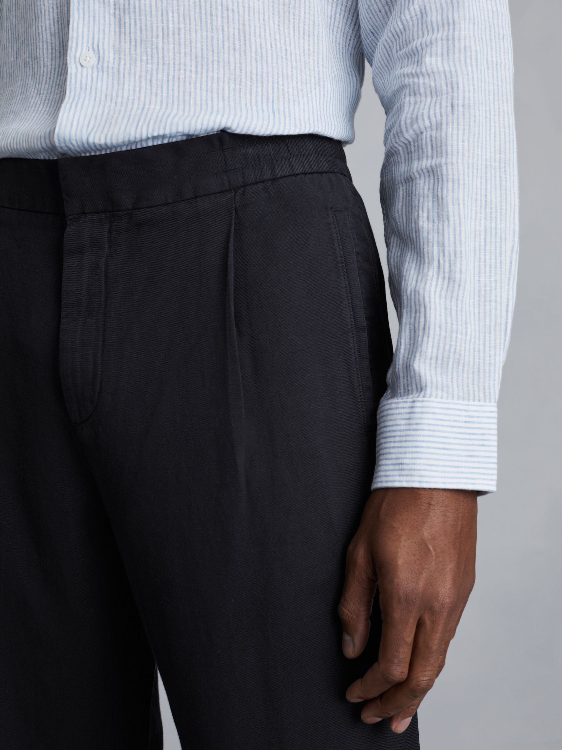 Relaxed Cotton/Linen Blend Elasticated Waist Trousers in Navy - Image 4 of 6