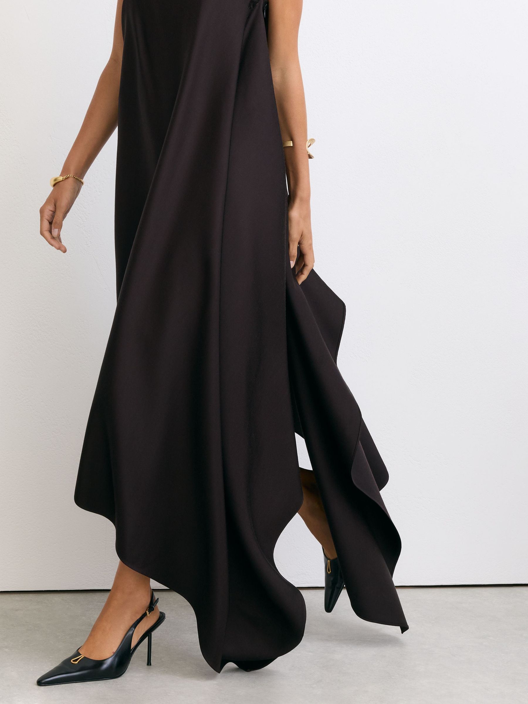 Wool-Blend Strapless Asymmetric Midi Dress in Grape Burgundy - Bild 4 av 8