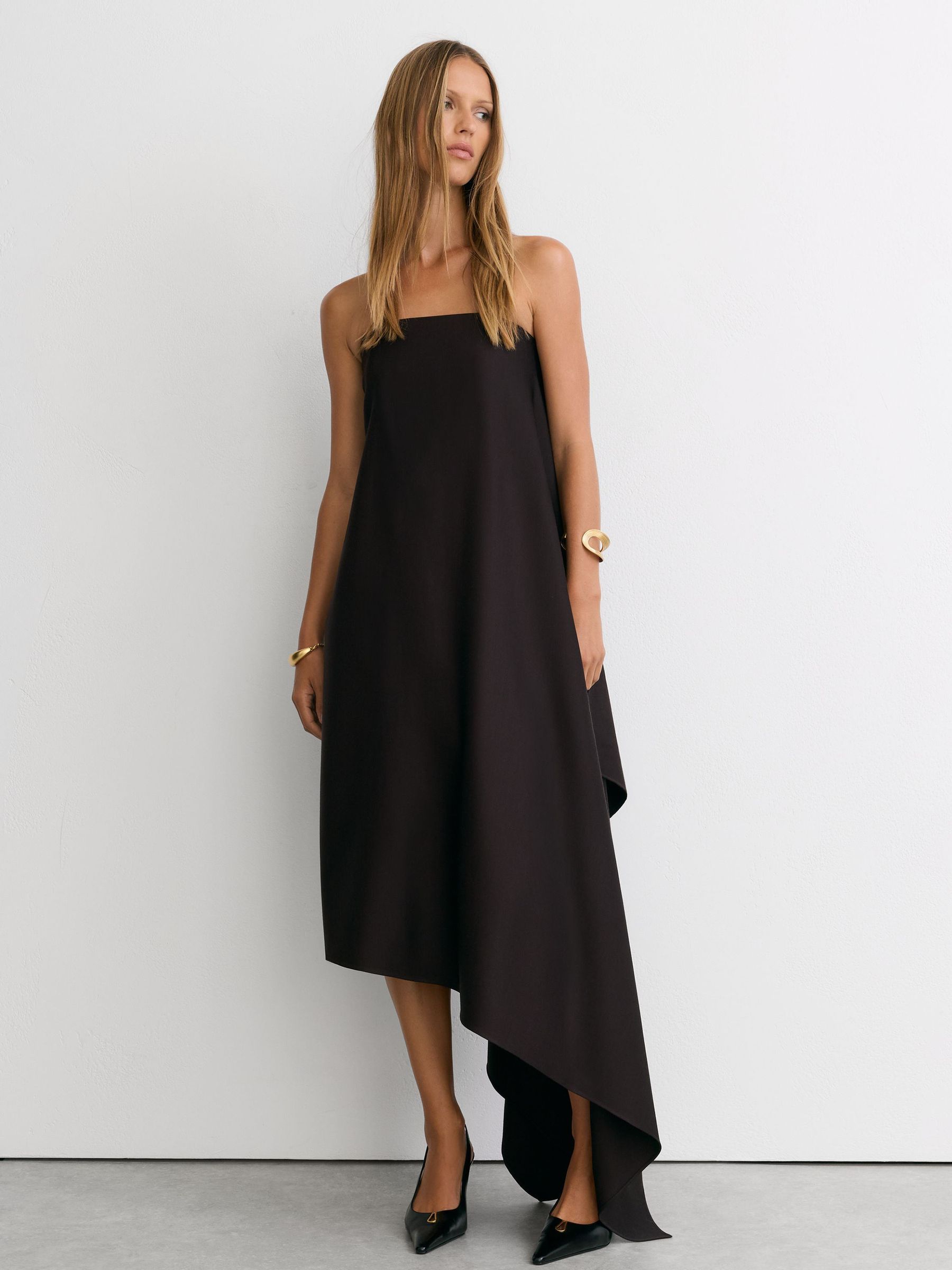 Wool-Blend Strapless Asymmetric Midi Dress in Grape Burgundy - Bild 5 av 8