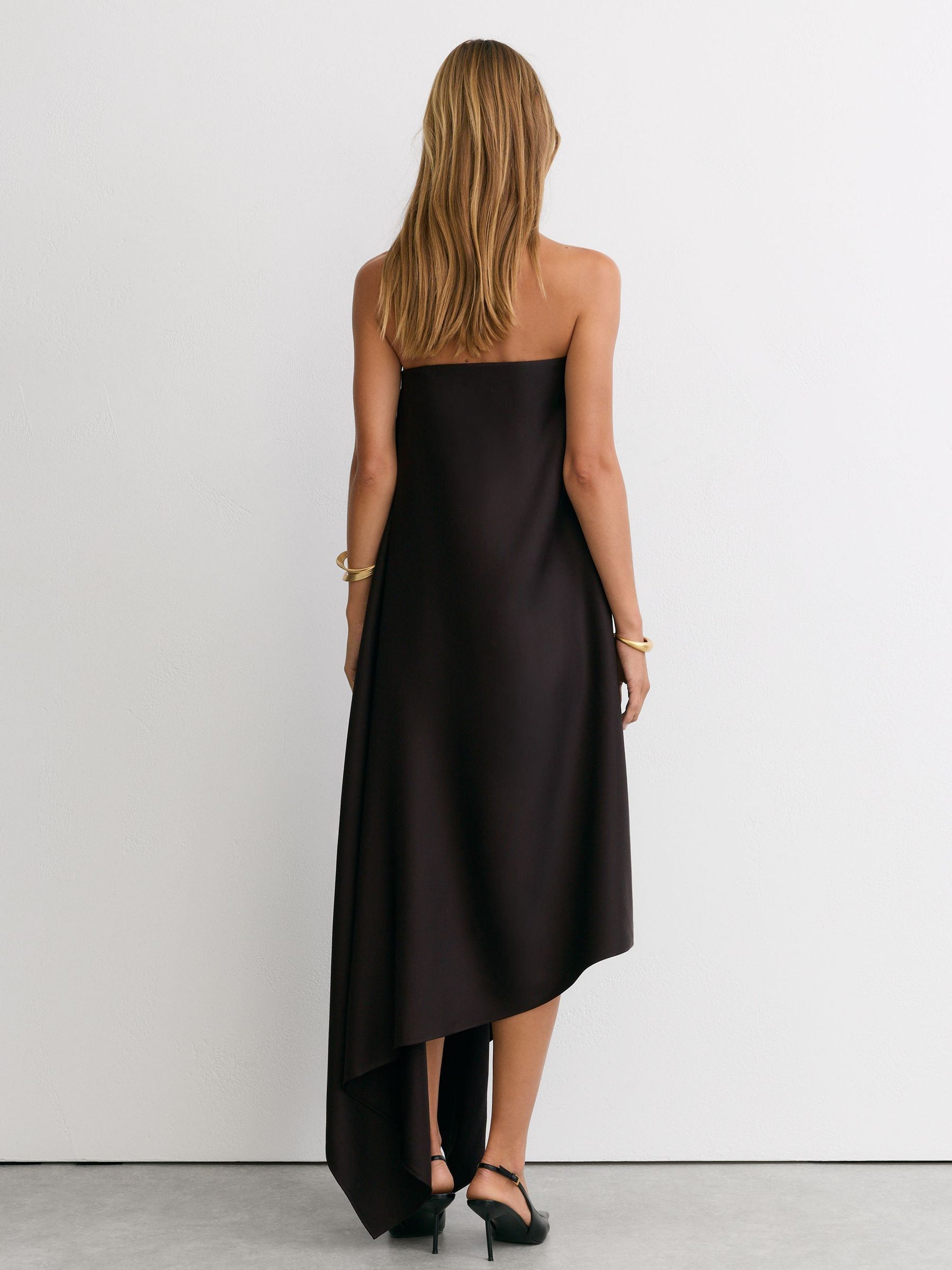 Wool-Blend Strapless Asymmetric Midi Dress in Grape Burgundy - Bild 6 av 8